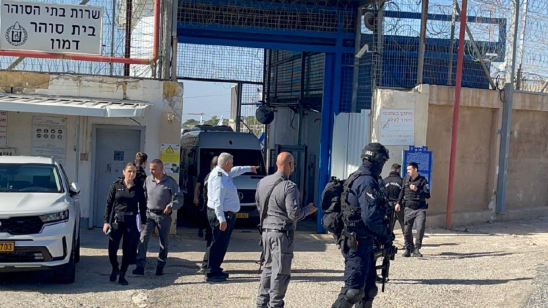 الصورة من أمام سجن عوفر