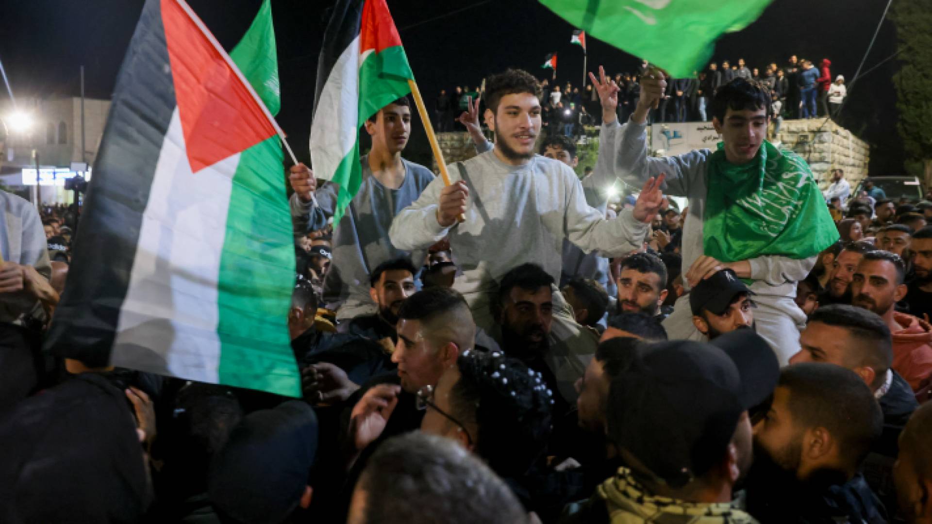 لحظة الافراج عن أسير فلسطيني من سجون الاحتلال خلال صفقة التبادل