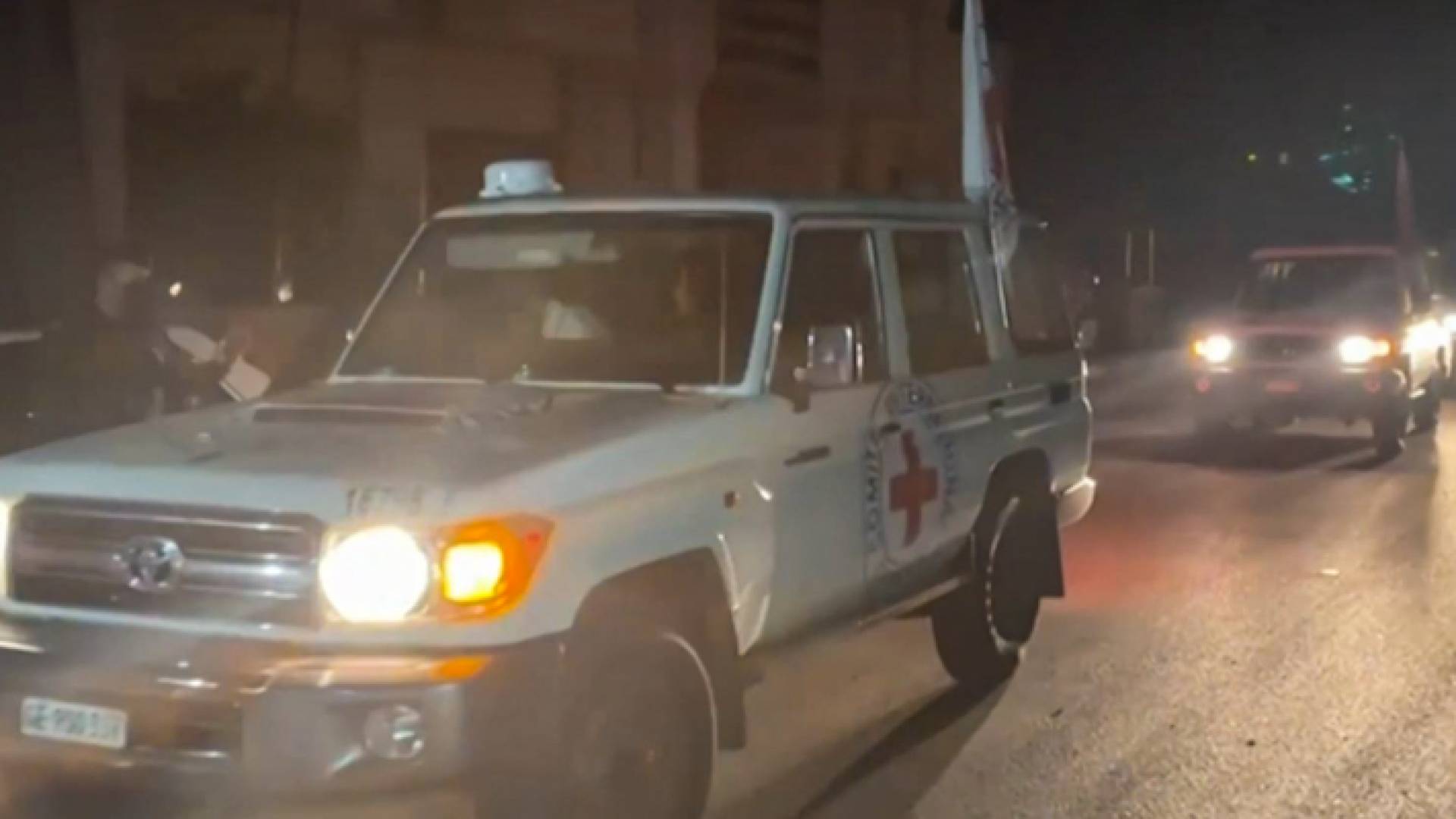 مركبات الصليب الأحمر تقل محجزين من غزة