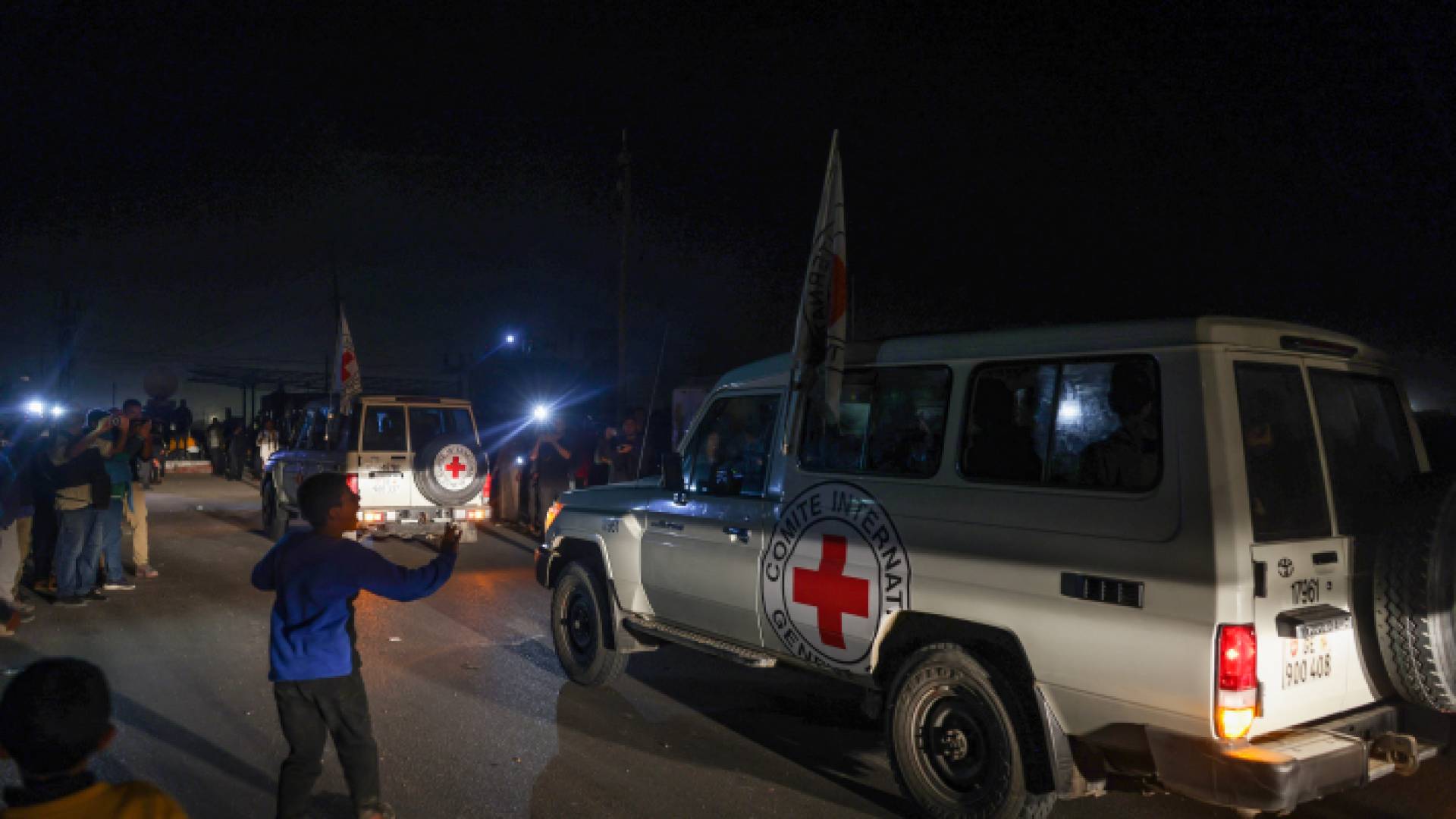 مركبات الصليب الأحمر تقل محجزين من غزة