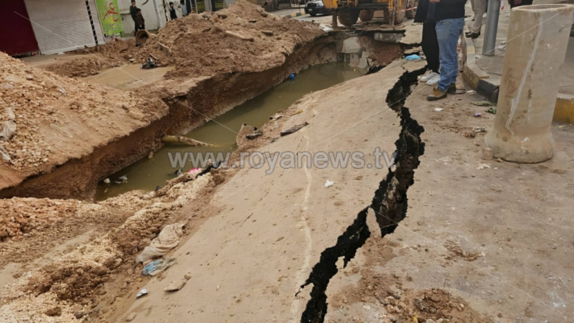 انهيار الشارع الرئيس وسط مدينة إربد