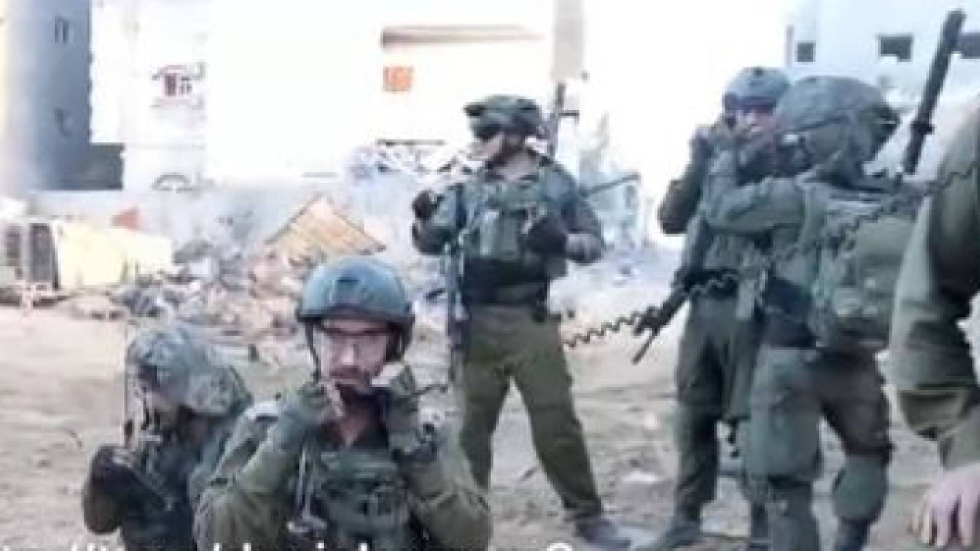 الضابط في جيش الاحتلال أثناء تنفيذ جريمته وتفجير مبنى سكنيا بغزة