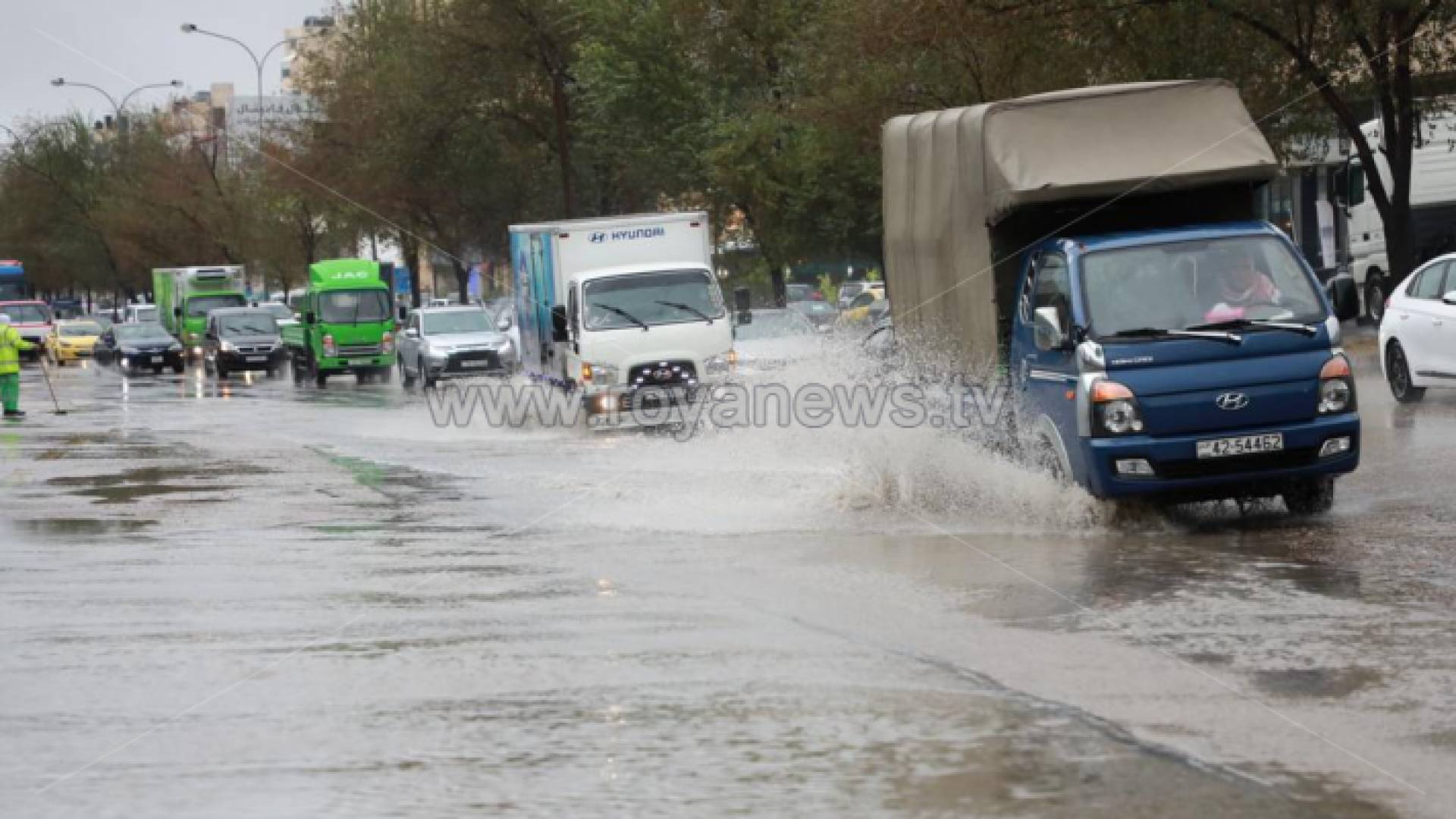 مركبات تسير في أحد شوارع العاصمة عمان بعد هطول الأمطار
