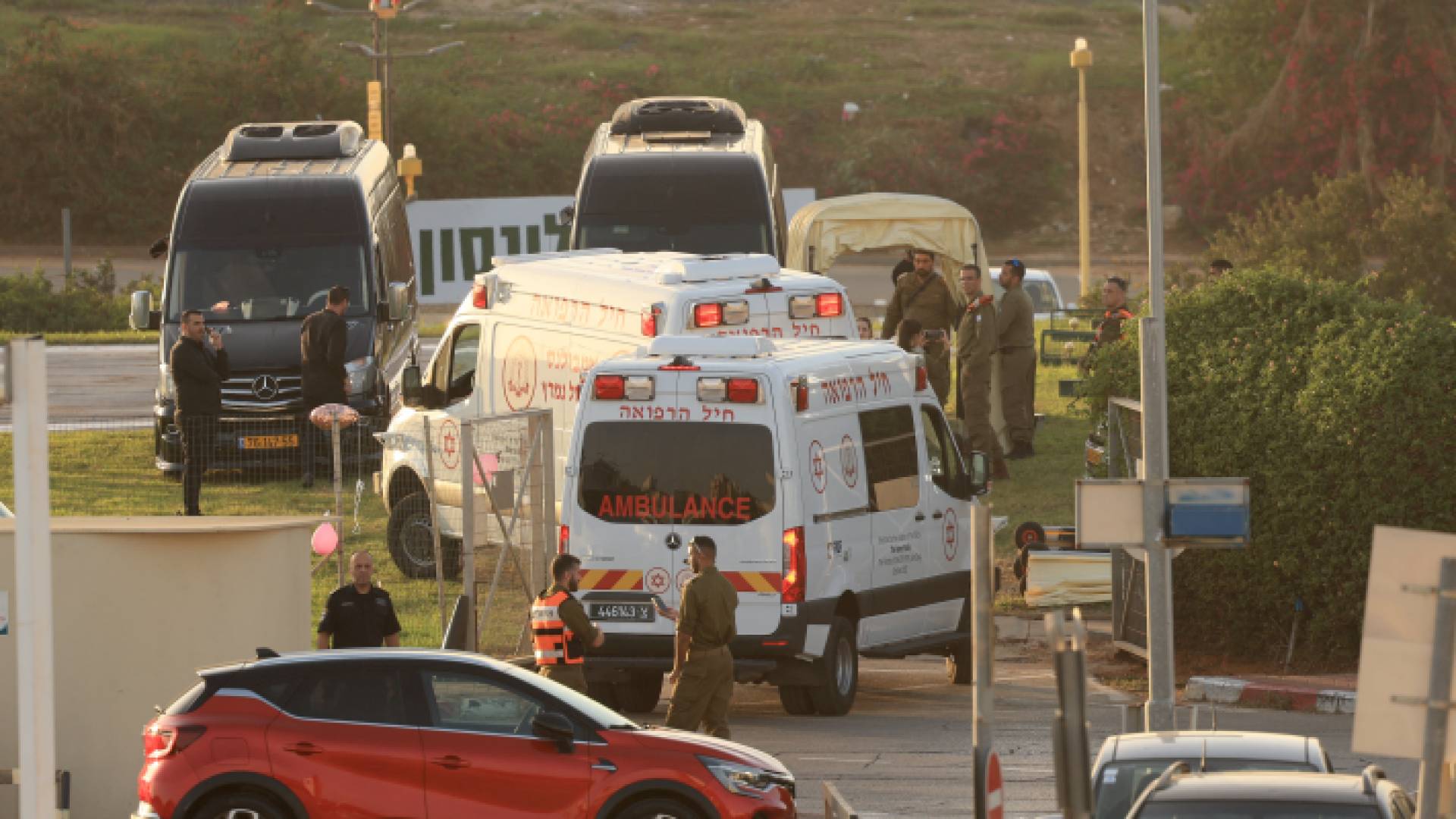 قوات أمن الاحتلال تقف بجوار سيارات الإسعاف وسط الاستعدادات لإطلاق سراح المحتجزين لدى حماس