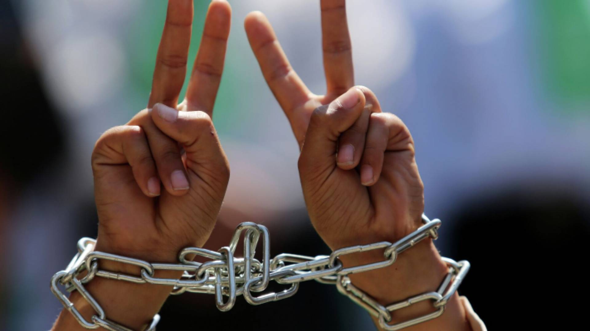 أسير مكبل اليدين