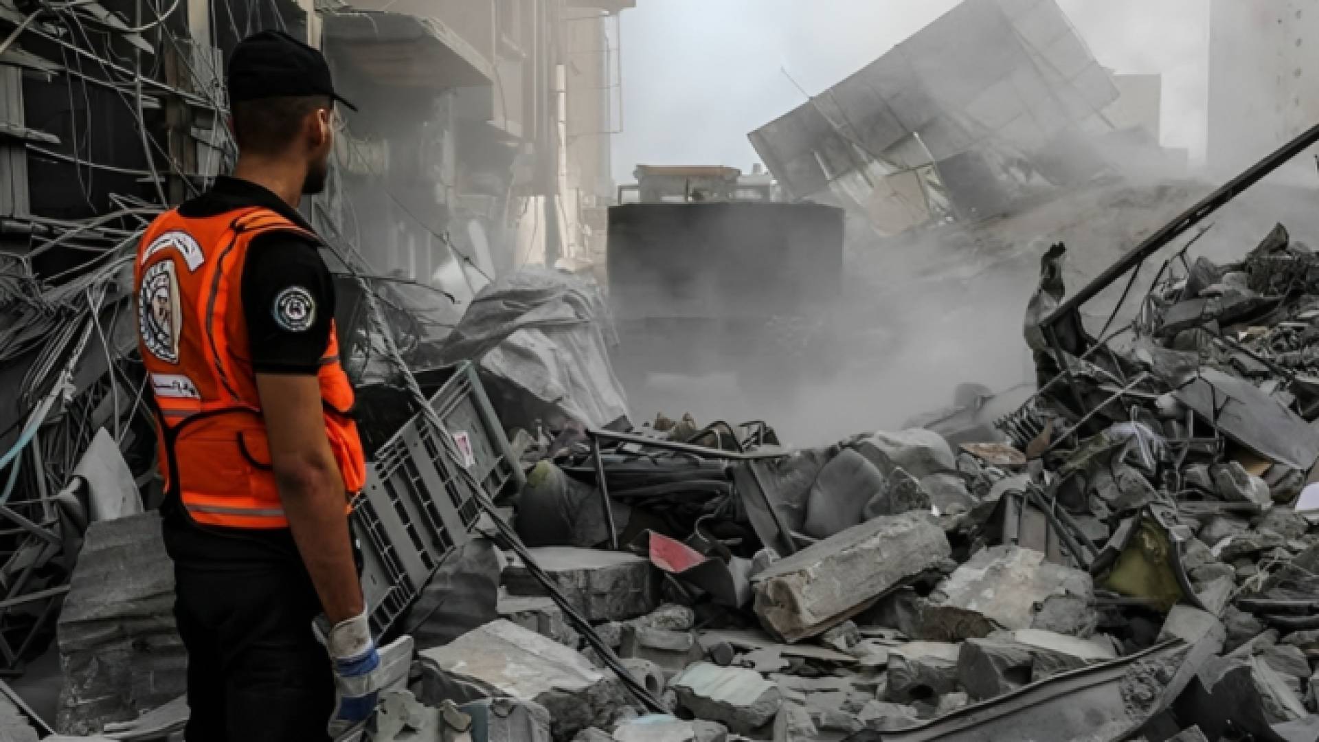 فرق إنقاذ من الدفاع المدني غزة