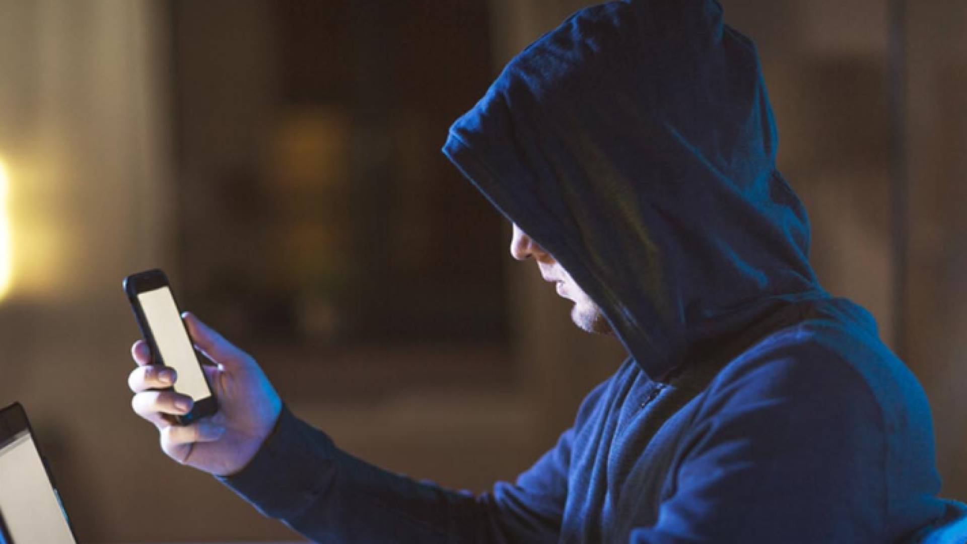 شخص يتلقى رسالة عبر الهاتف "تعبيرية"