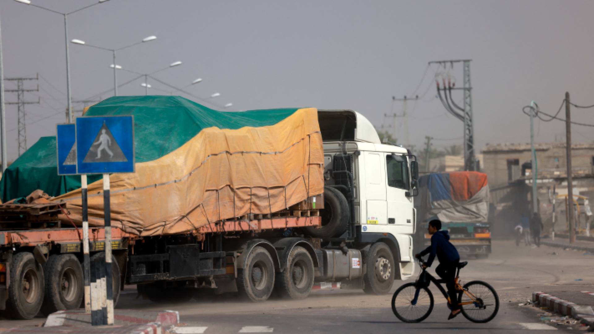 شاحنة تقل مساعدات إنسانية تعبر عبر ميناء رفح إلى غزة