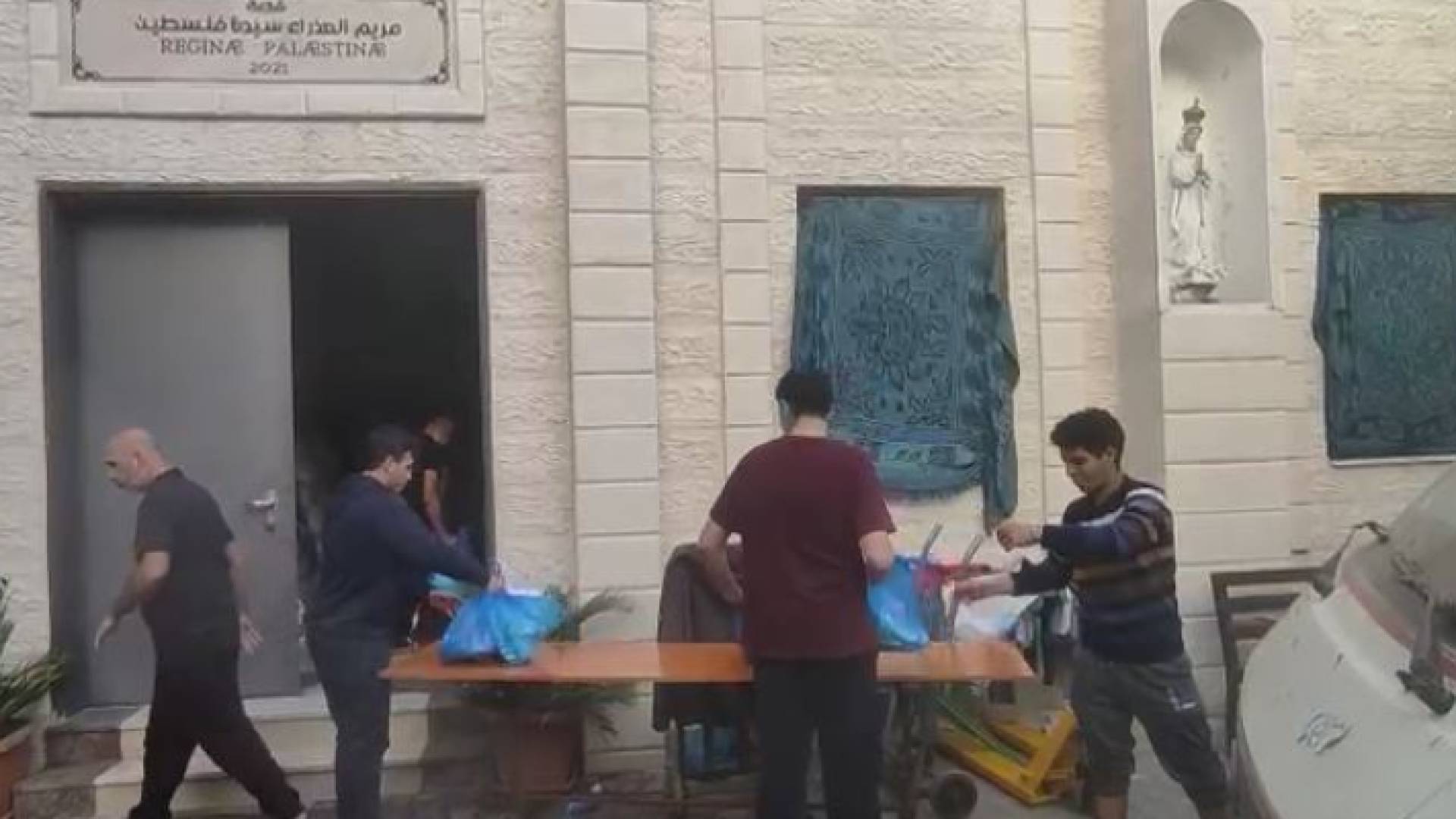 تقديم المساعدات لفلسطينيين محاصرين داخل كنسية في غزة