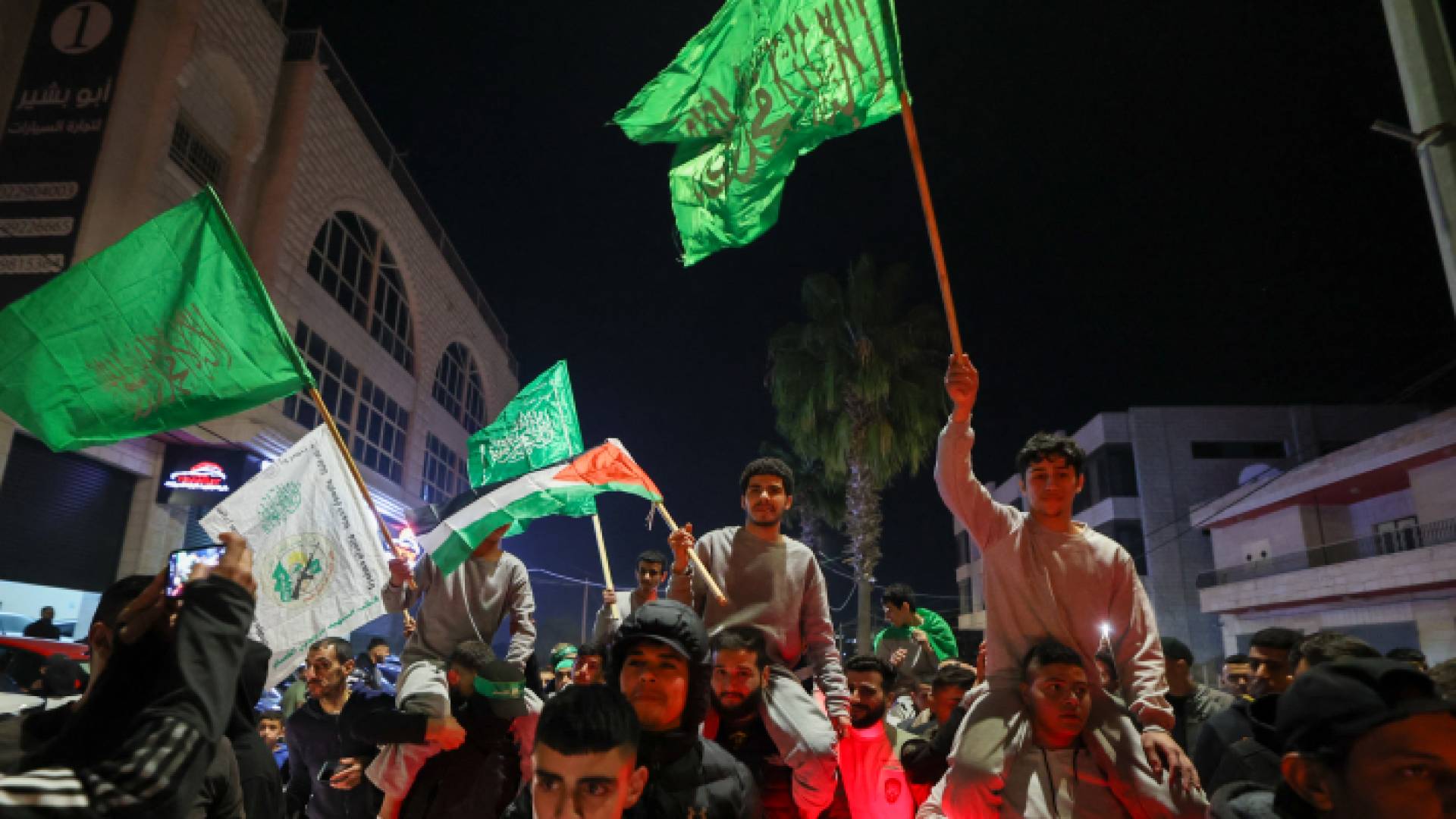 أسرى فلسطينيين لحظة الإفراج عنهم ضمن صفقة التبادل