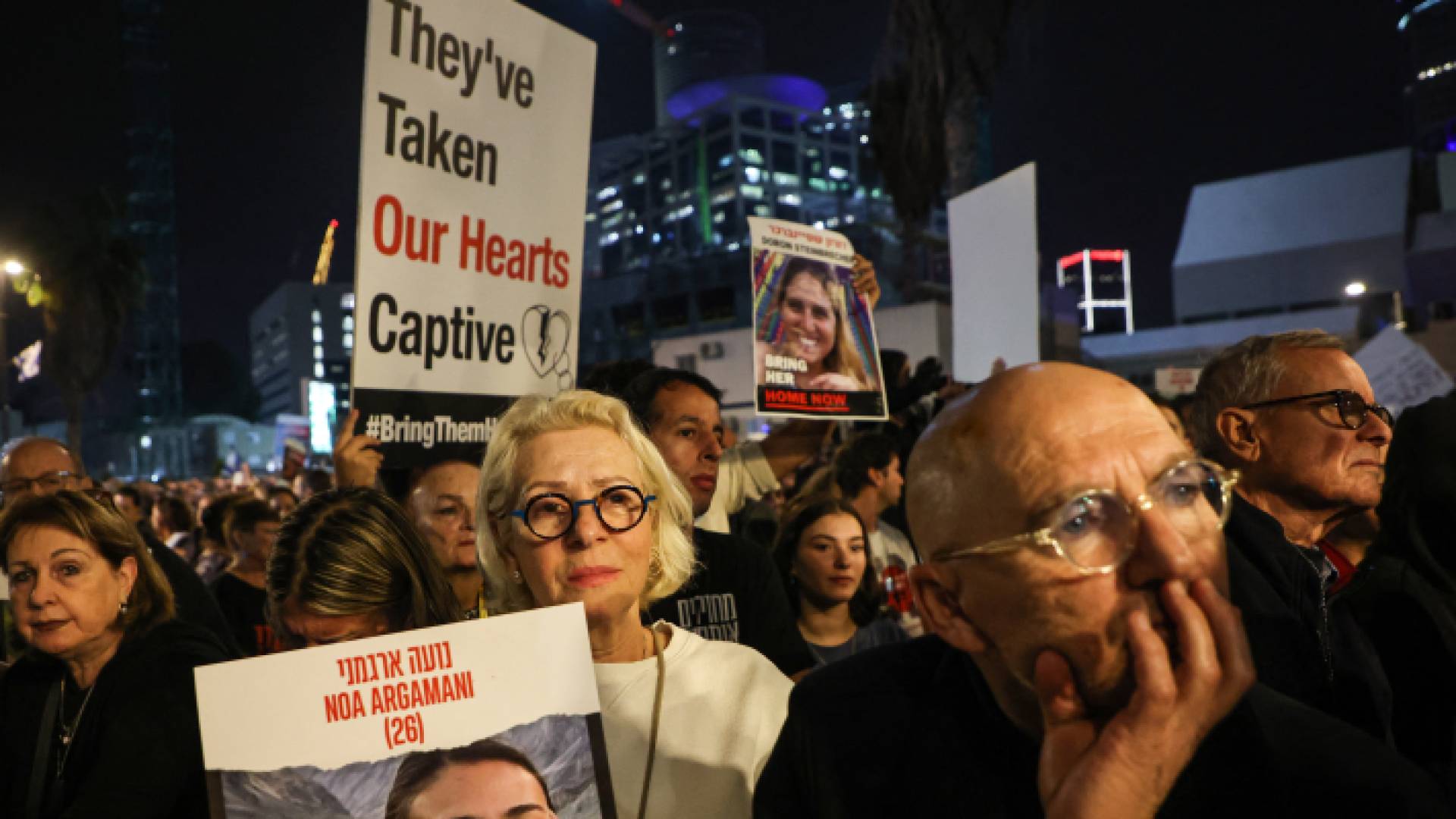 عائلات المحتجزين لدى حماس أثناء انتظار الإفراج عنهم