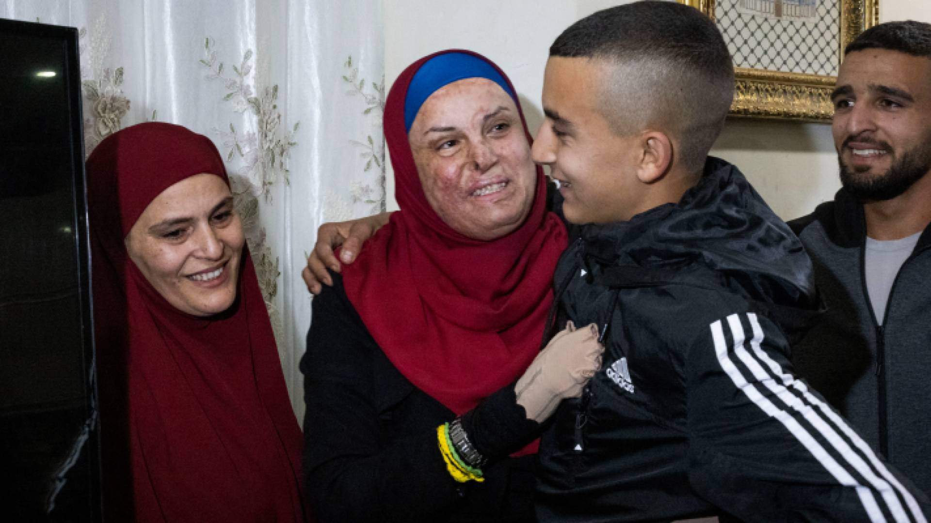 الأسيرة المحررة إسراء الجعابيص ابنها معتصم بعد خروجها من سجون الاحتلال