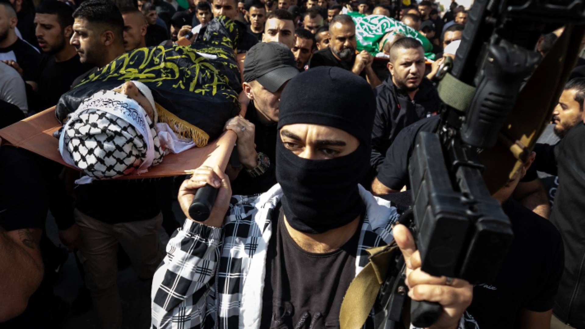 فلسطينيون يحملون شهيدا في مخيم جنين