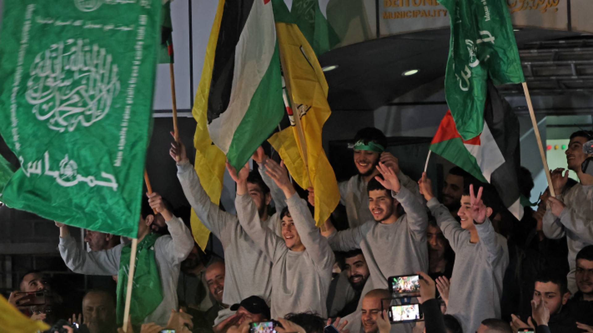 أسرى فلسطينيين بعد الإفراج عنهم من سجون الاحتلال