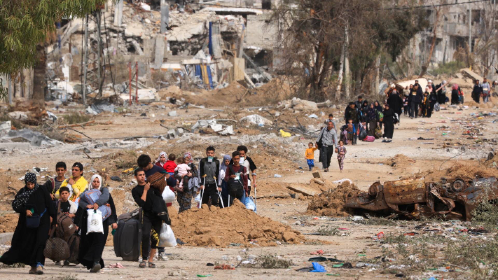 فلسطينيون يغادرون شمال غزة سيرا على الأقدام باتجاه جنوب المدينة