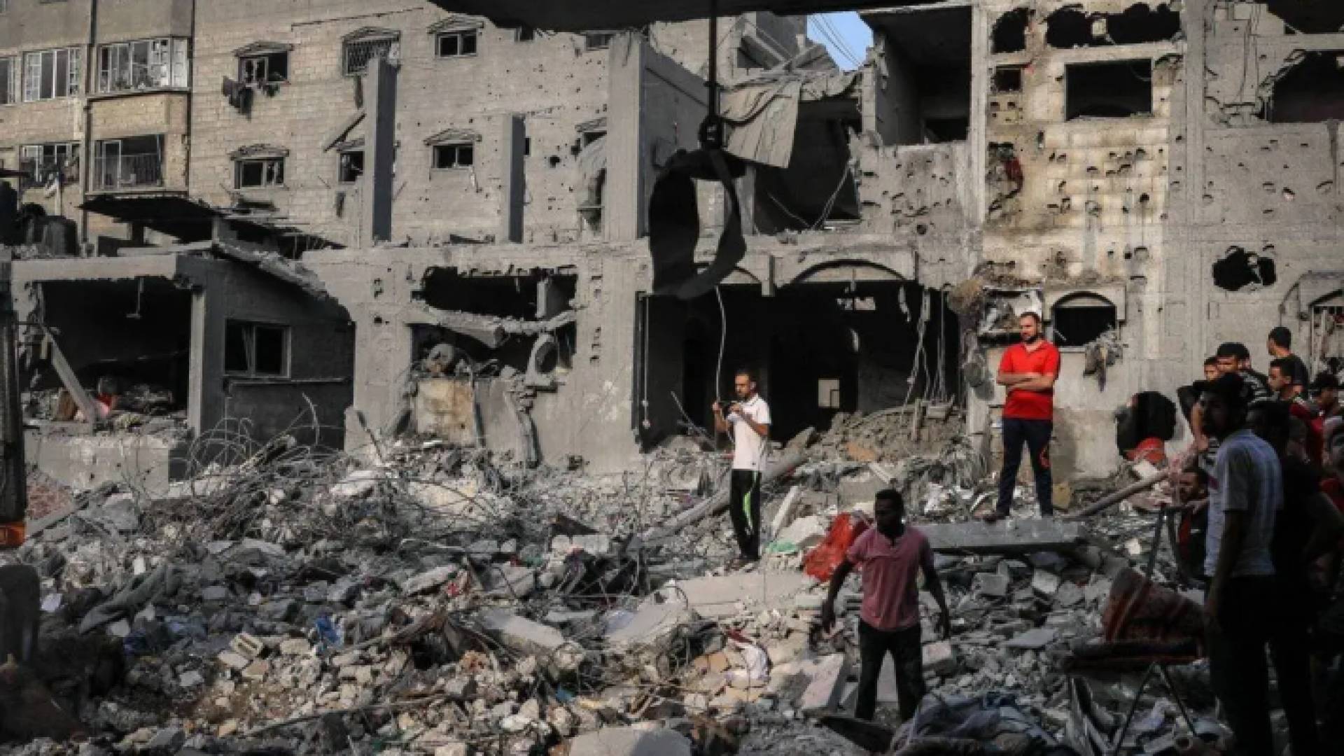 فلسطينيون فوق أنقاض منزلهم في غزة