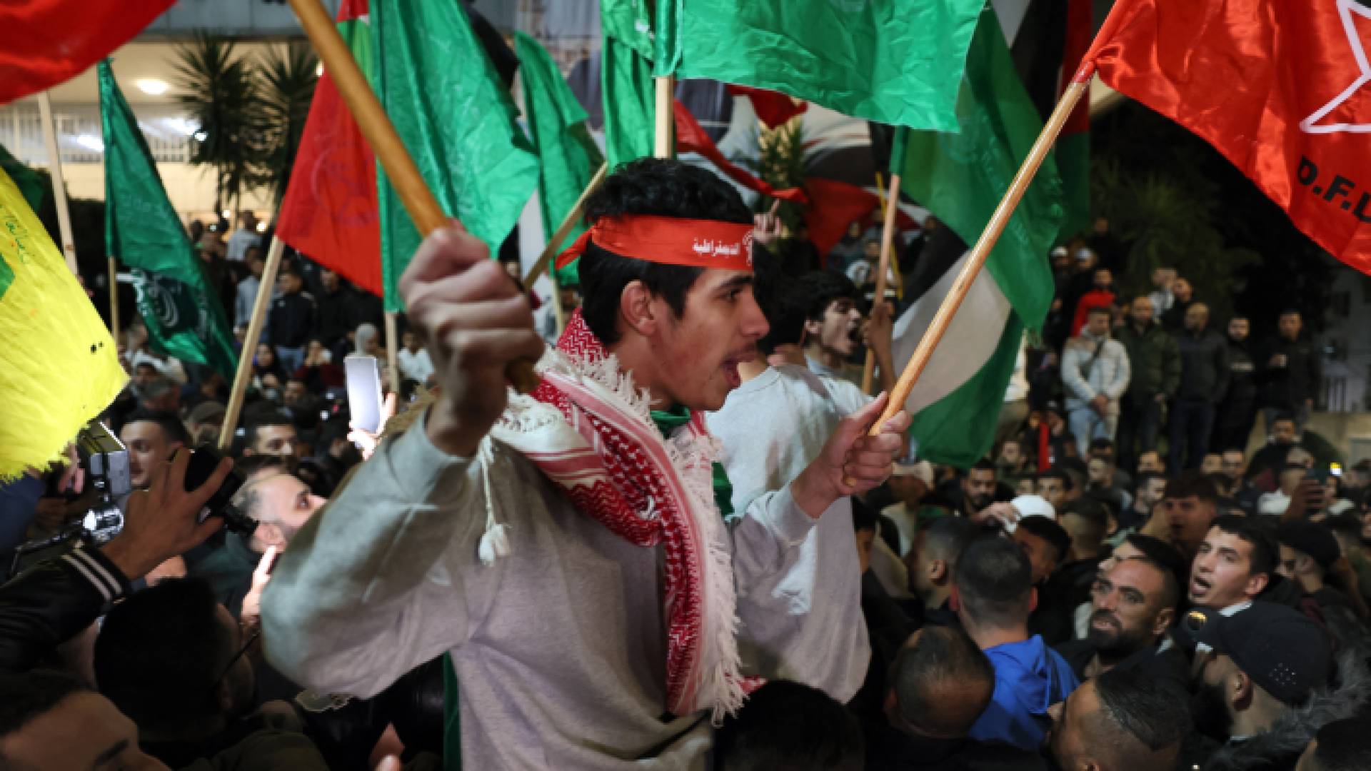 أحد الأسرى المحررين أثناء احتفالات للإفراج عنه من سجون الاحتلال