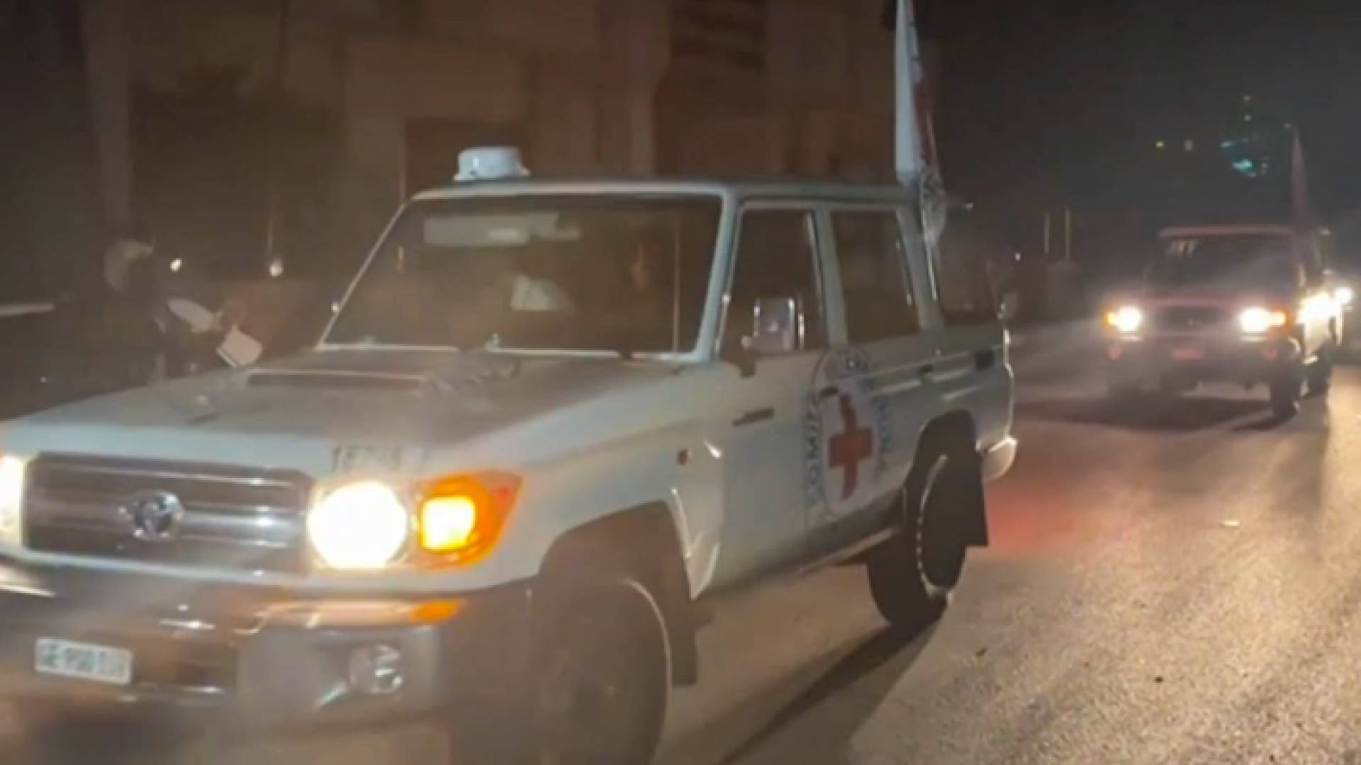 سيارات الصليب الأحمر التي تقل محتجزين