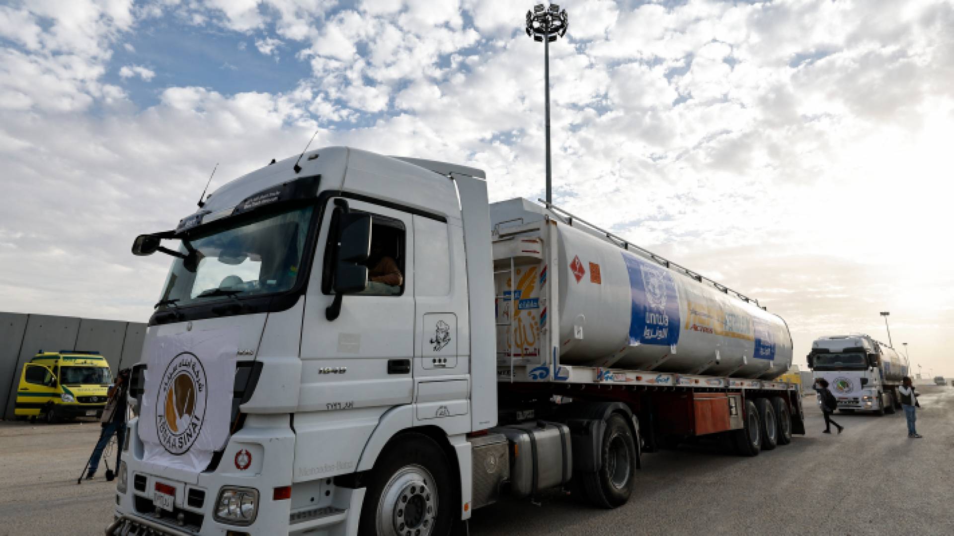 شاحنة مساعدات إنسانية تدخل قطاع غزة
