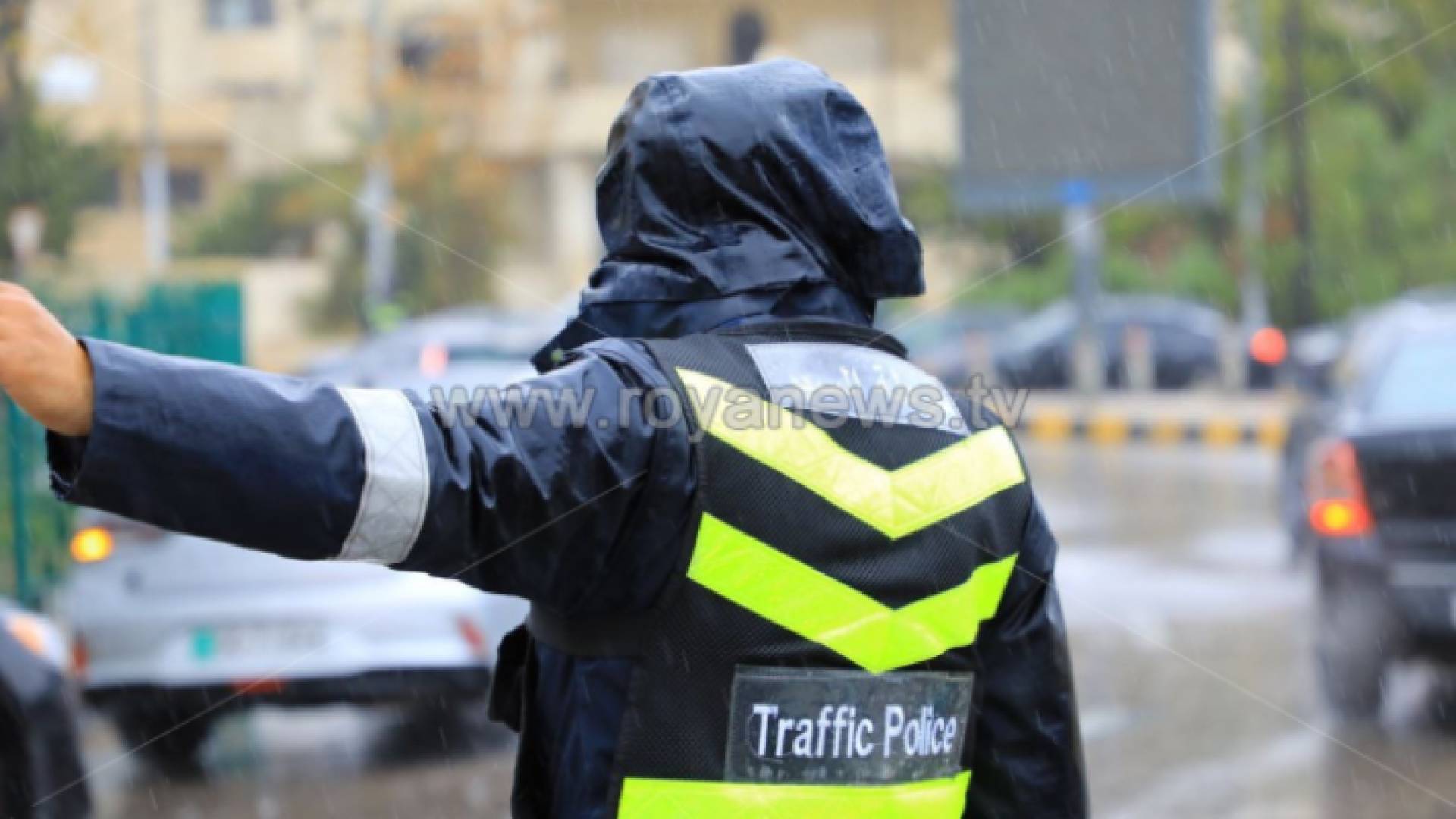 رجل أمن من إدارة السير ينظم الحركة المرورية