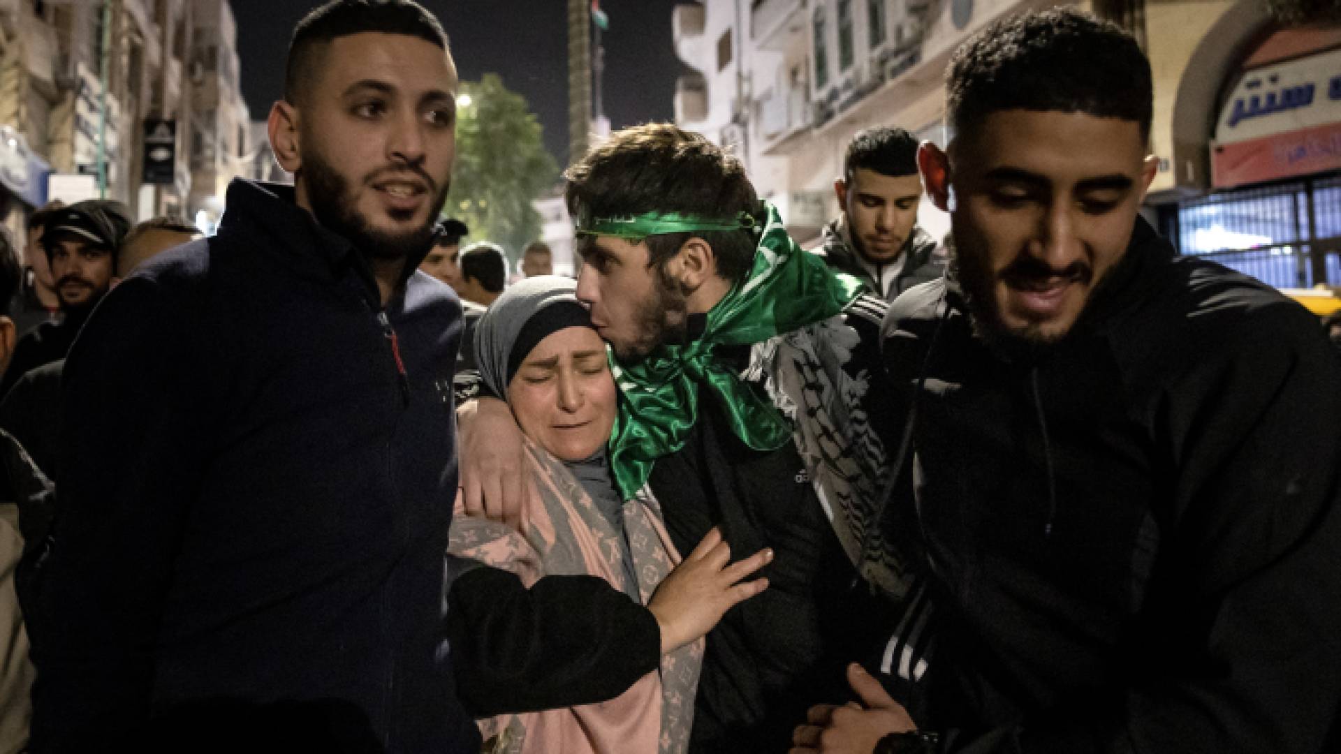 أسير فلسطيني يعانق والدته بعد إطلاق سراحه من سجون الاحتلال الإسرائيلي