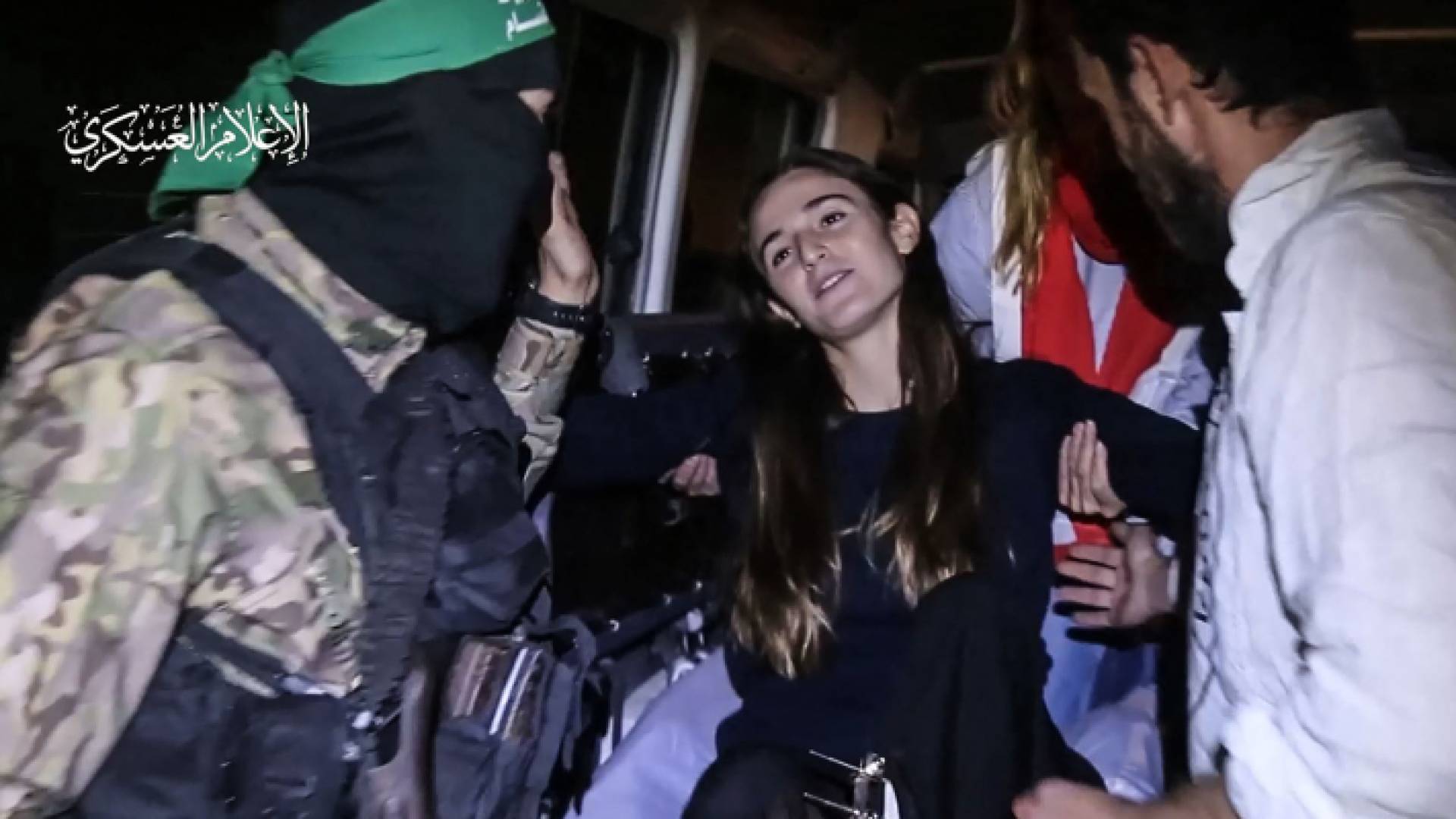 لحظة إفراج كتائب القسام عن إحدى المحتجزات وتسليمها للصليب الأحمر في غزة