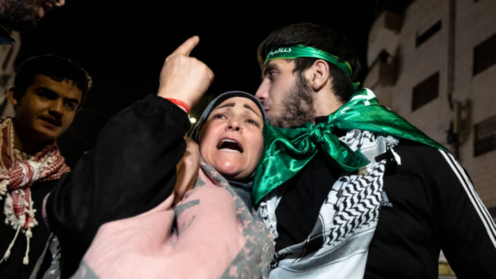 أسير فلسطيني محرر يقبل رأس والدته بعد إفراج الاحتلال الإسرائيلي عنه