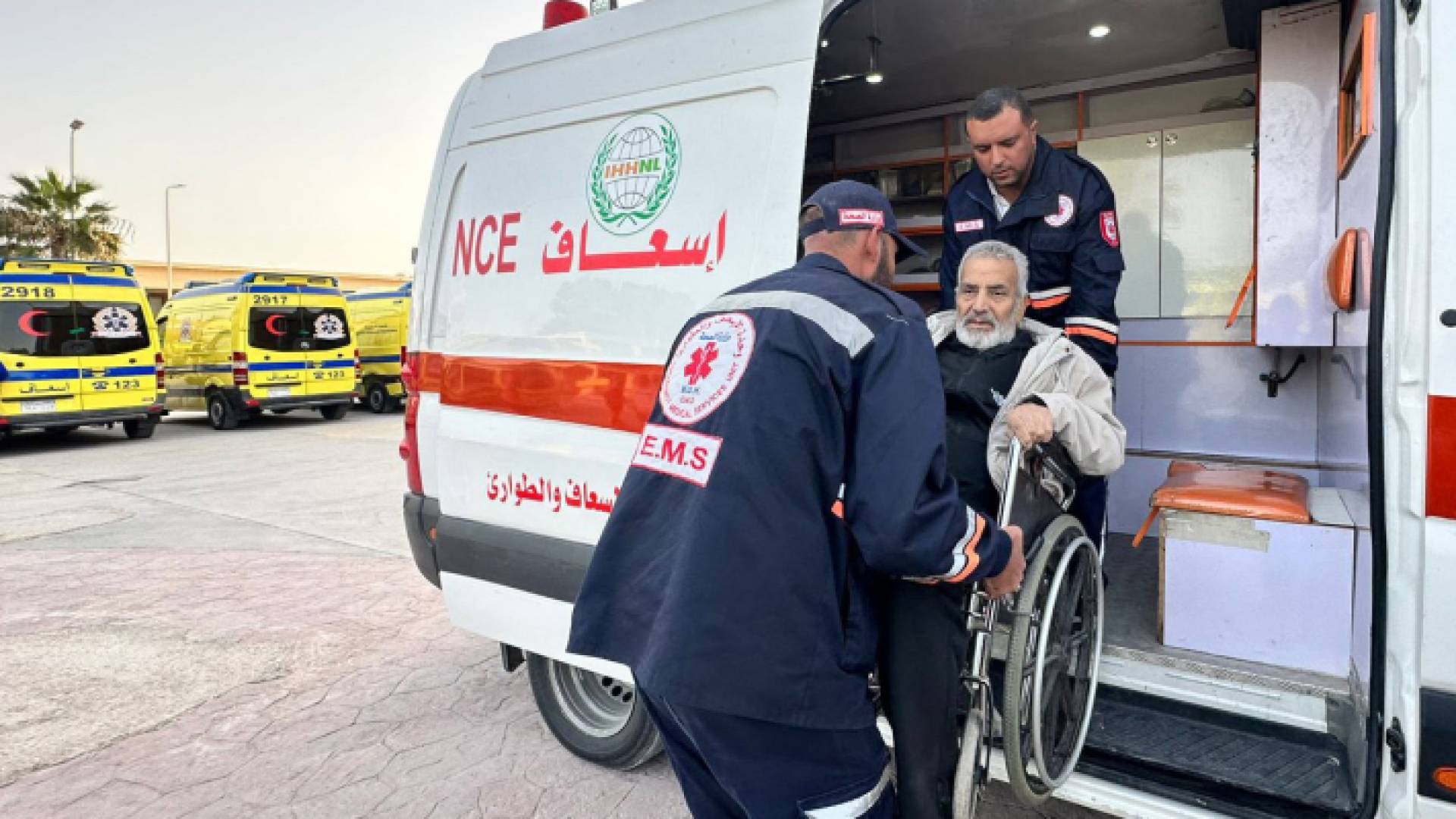 مصاب غزي ينقل عبر معبر رفح الحدودي إلى مصر - أرشيفية