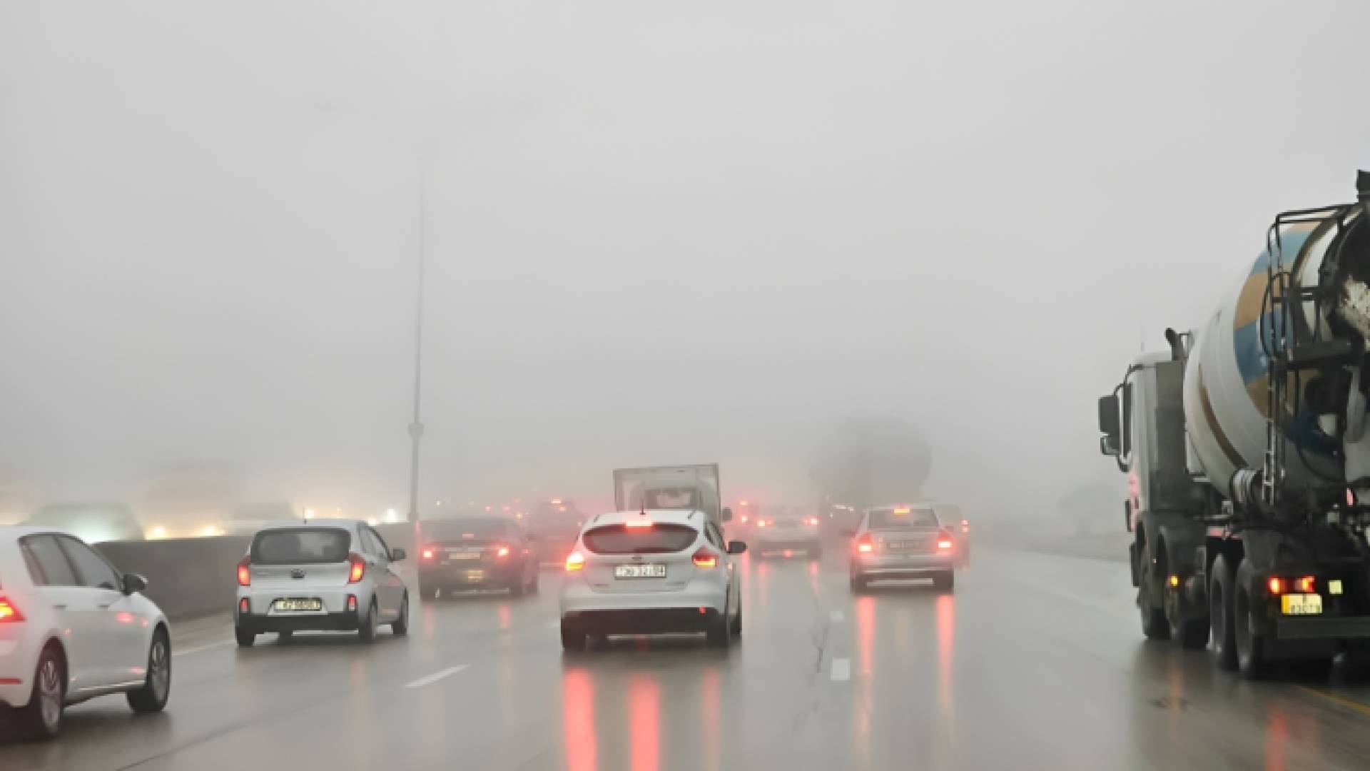 تدني مستوى الرؤية نتيجة انتشار الضباب الكثيف