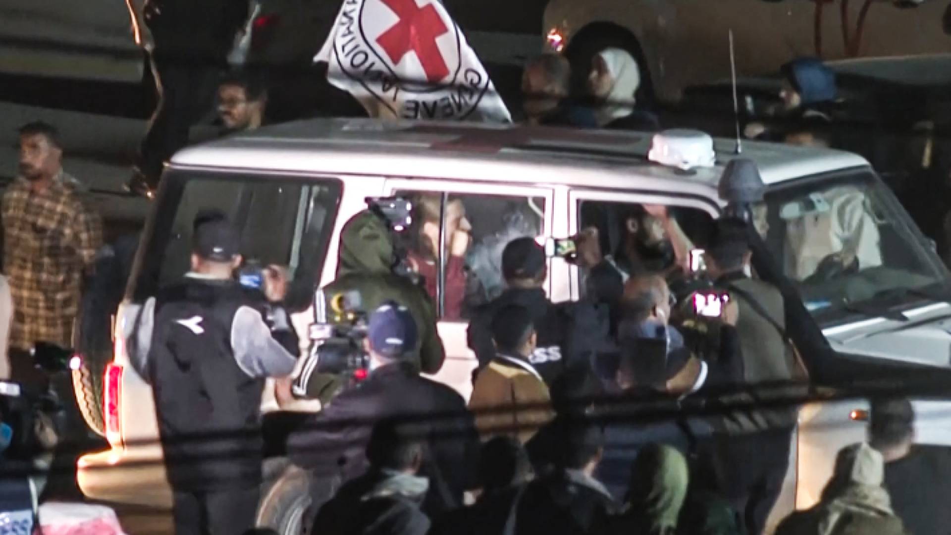 سيارات تابعة للصليب الأحمر تقل محتجزين في غزة ضمن الدفعة الثالثة