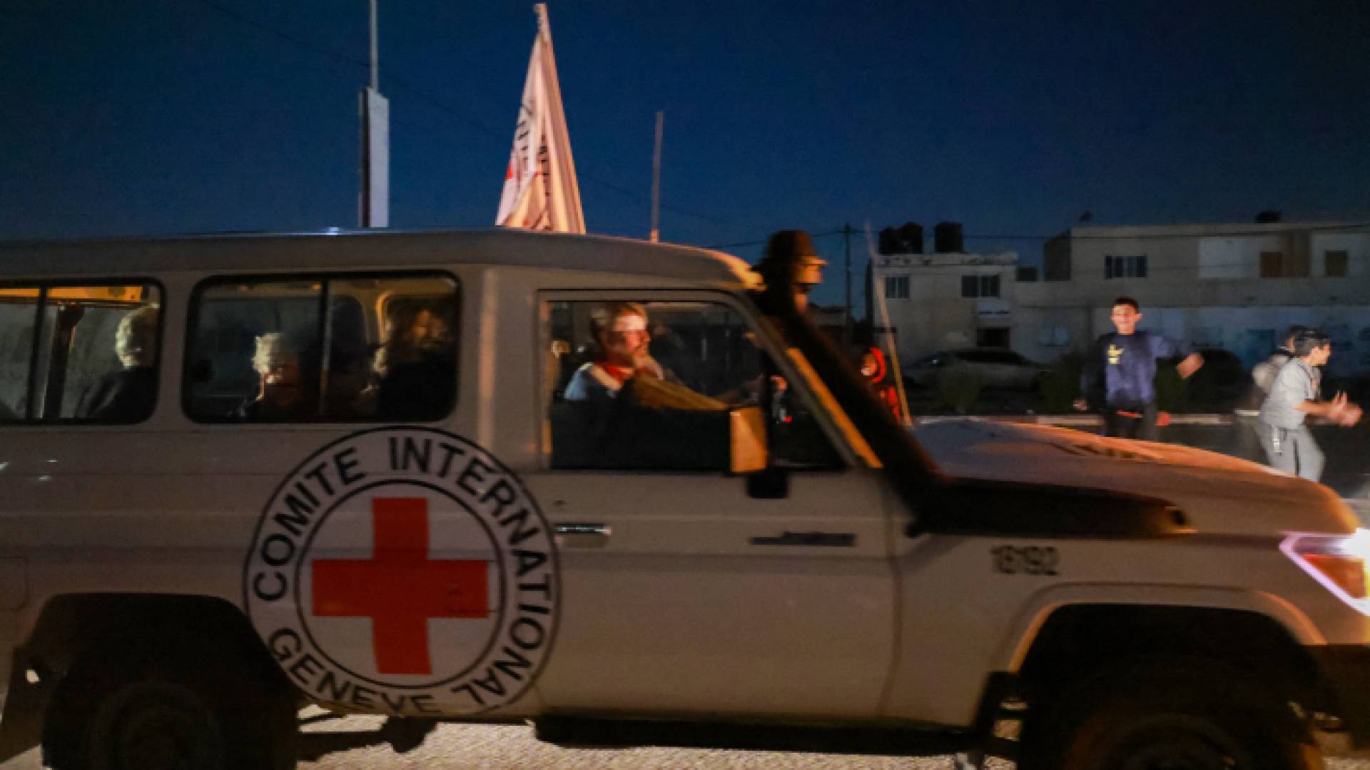 سيارات الصليب الأحمر التي تنقل محتجزين
