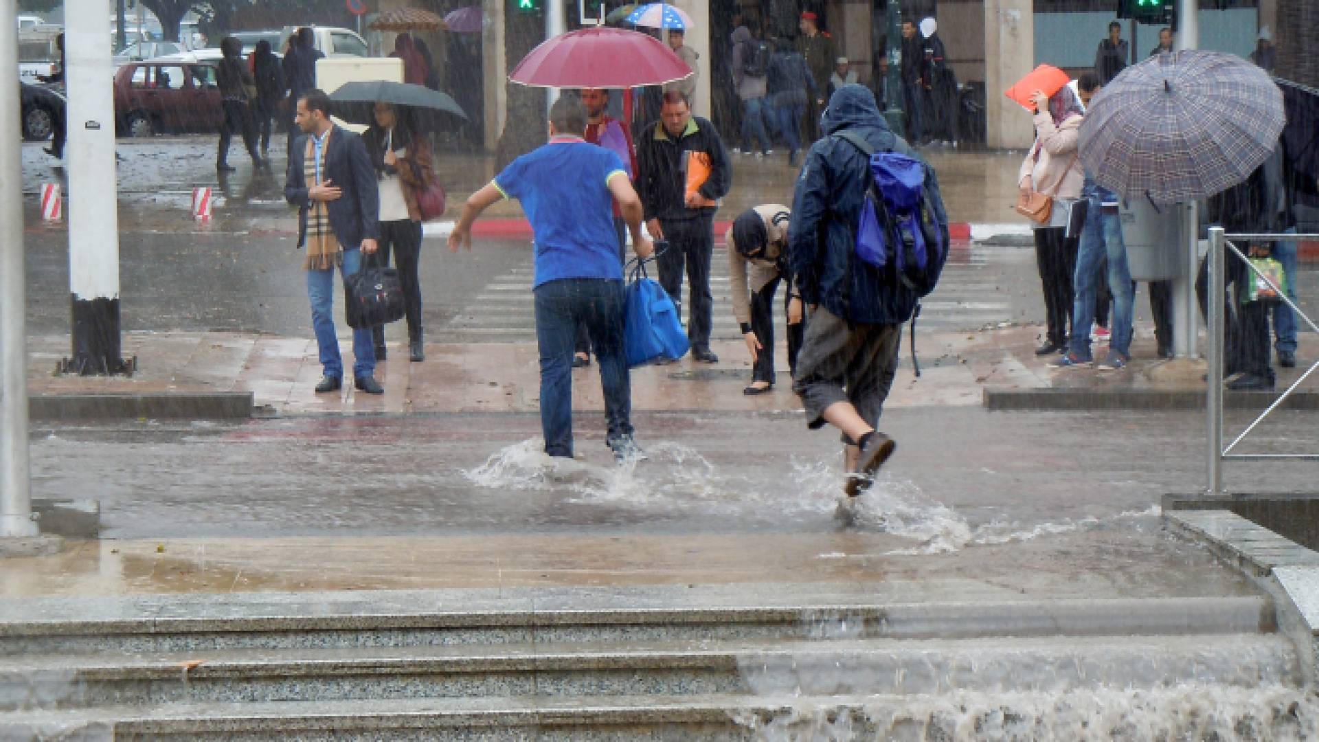 مواطنون في أحد شوارع العاصمة عمان