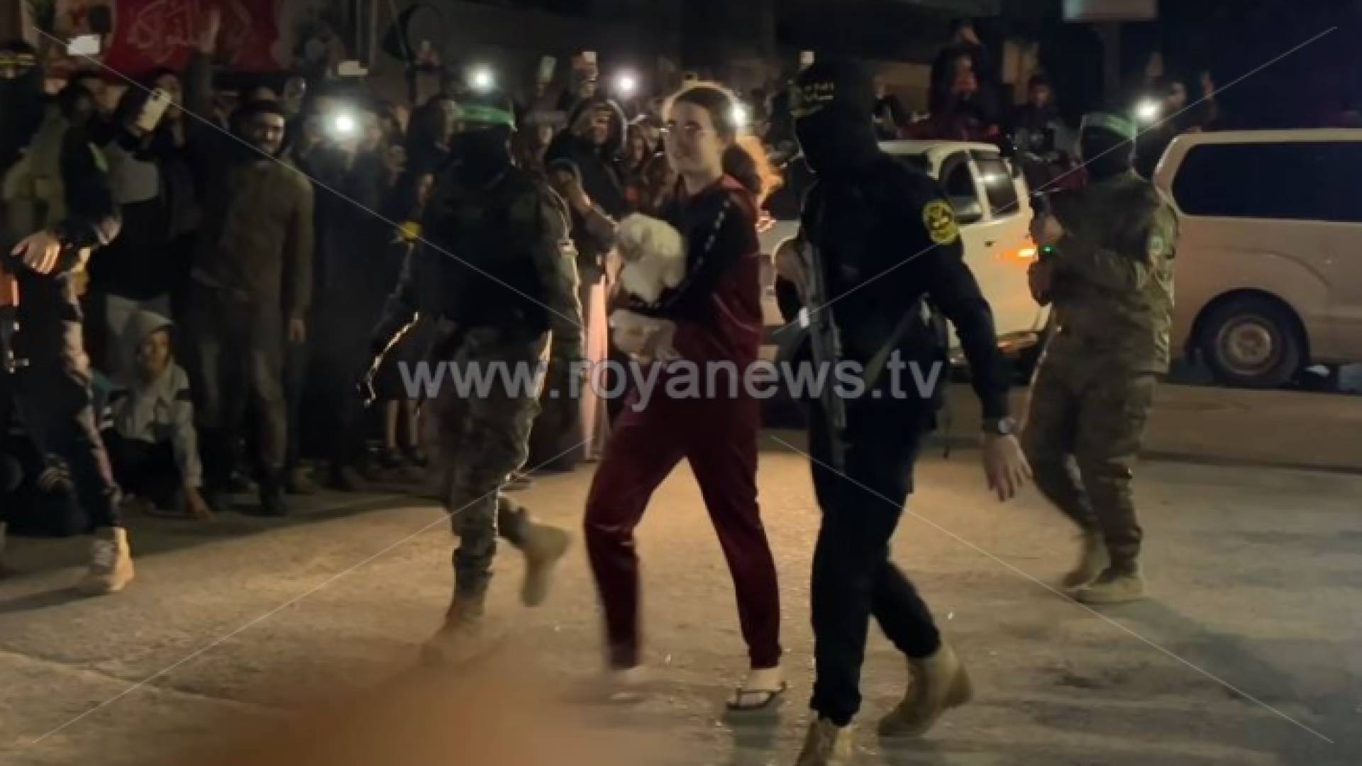 تسليم محتجزة وكلبها للصليب الأحمر