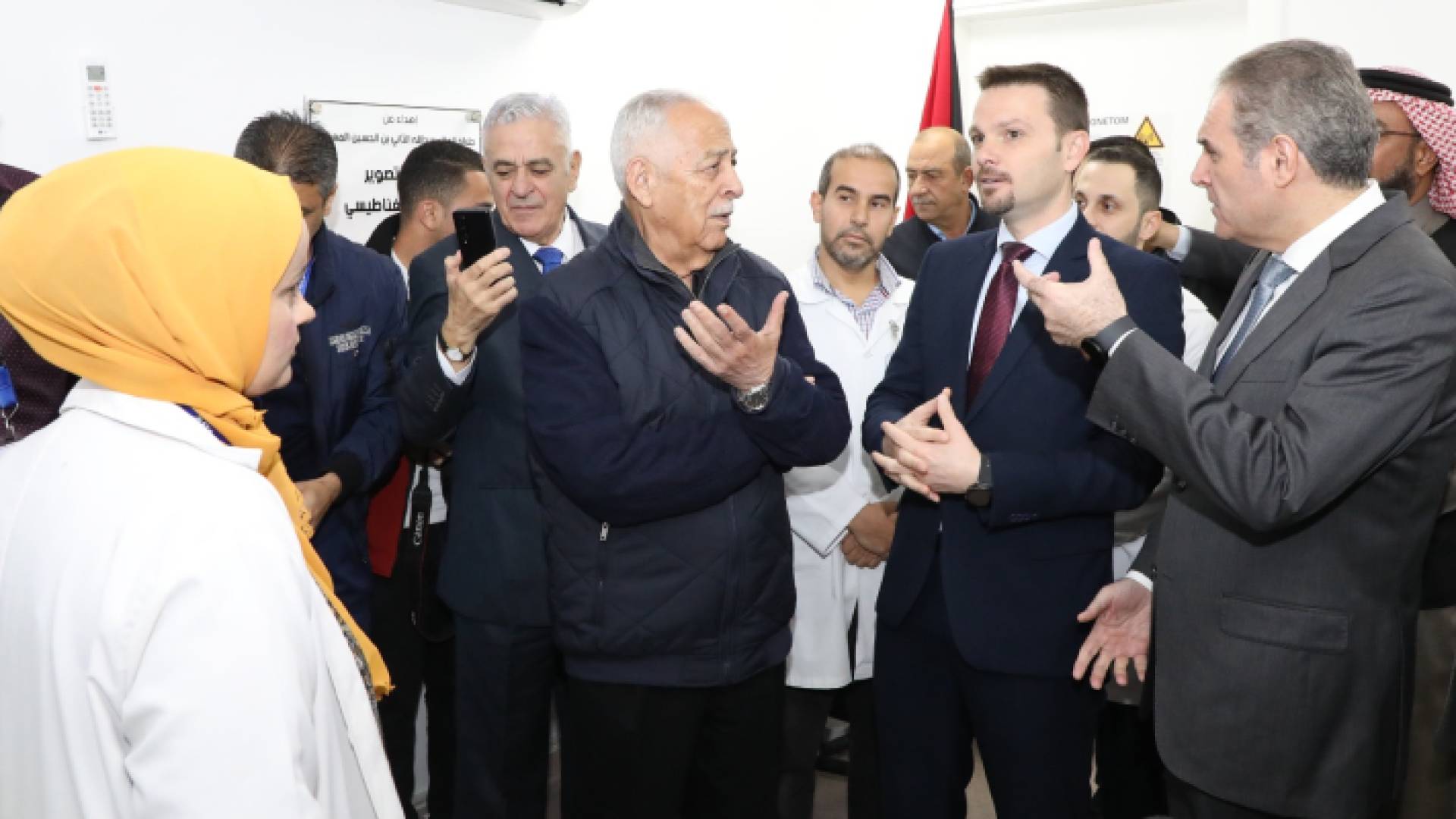 رئيس الديوان الملكي العيسوي خلال تفقده وحدة الرنين المغناطيسي بمستشفى معاذ بن جبل