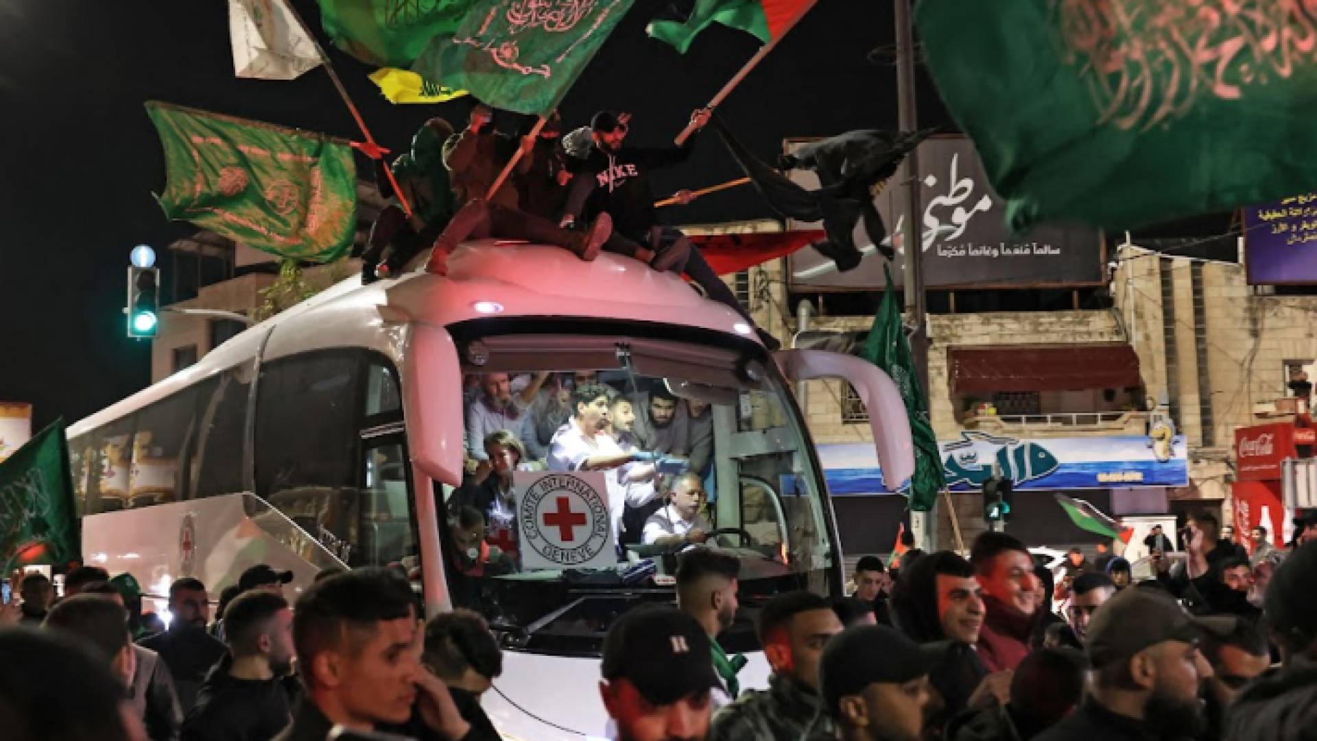 حافة تقل أسرى أفرج عنهم من قبل الاحتلال الإسرائيلي