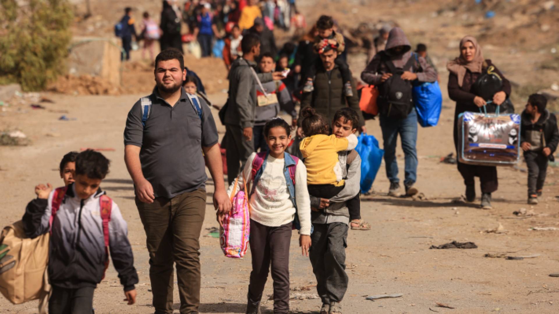 غزيون يذهبون لتفقد منازلهم بفترة الهدنة