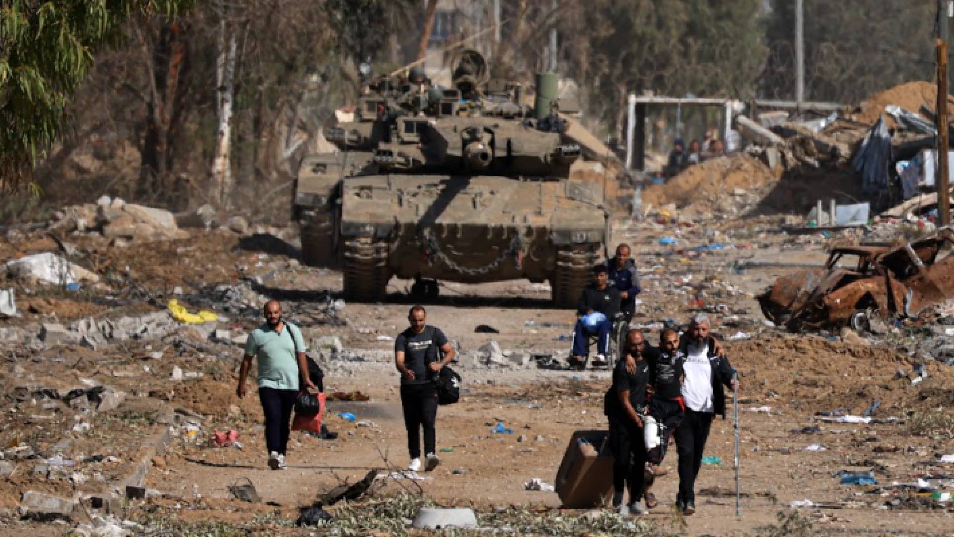دبابة للاحتلال خلف فلسطينيين في قطاع غزة