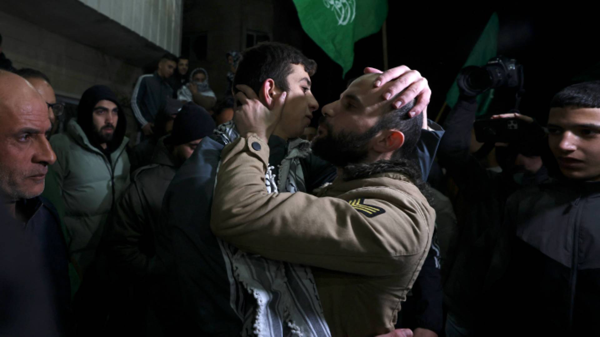 فلسطيني يقبل أسيرا محررا من سجون الاحتلال الإسرائيلي