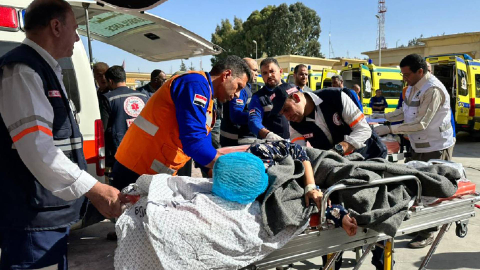 لحظة نقل سيدة فلسطينية عبر معبر رفح لتلقي العلاج - أرشيفية