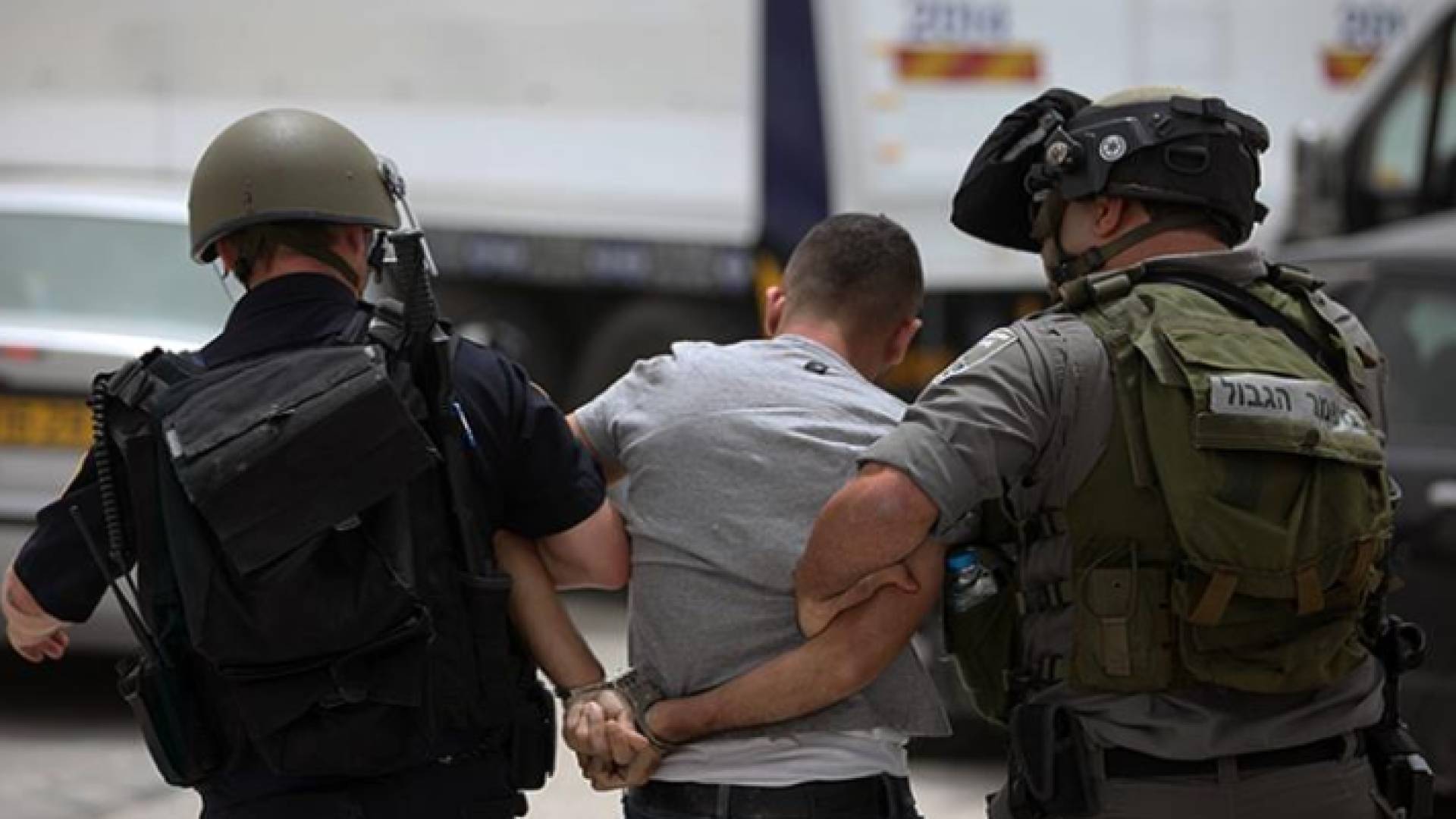 جنديان من الاحتلال الإسرائيلي يعتقلان فلسطينيا - أرشيفية