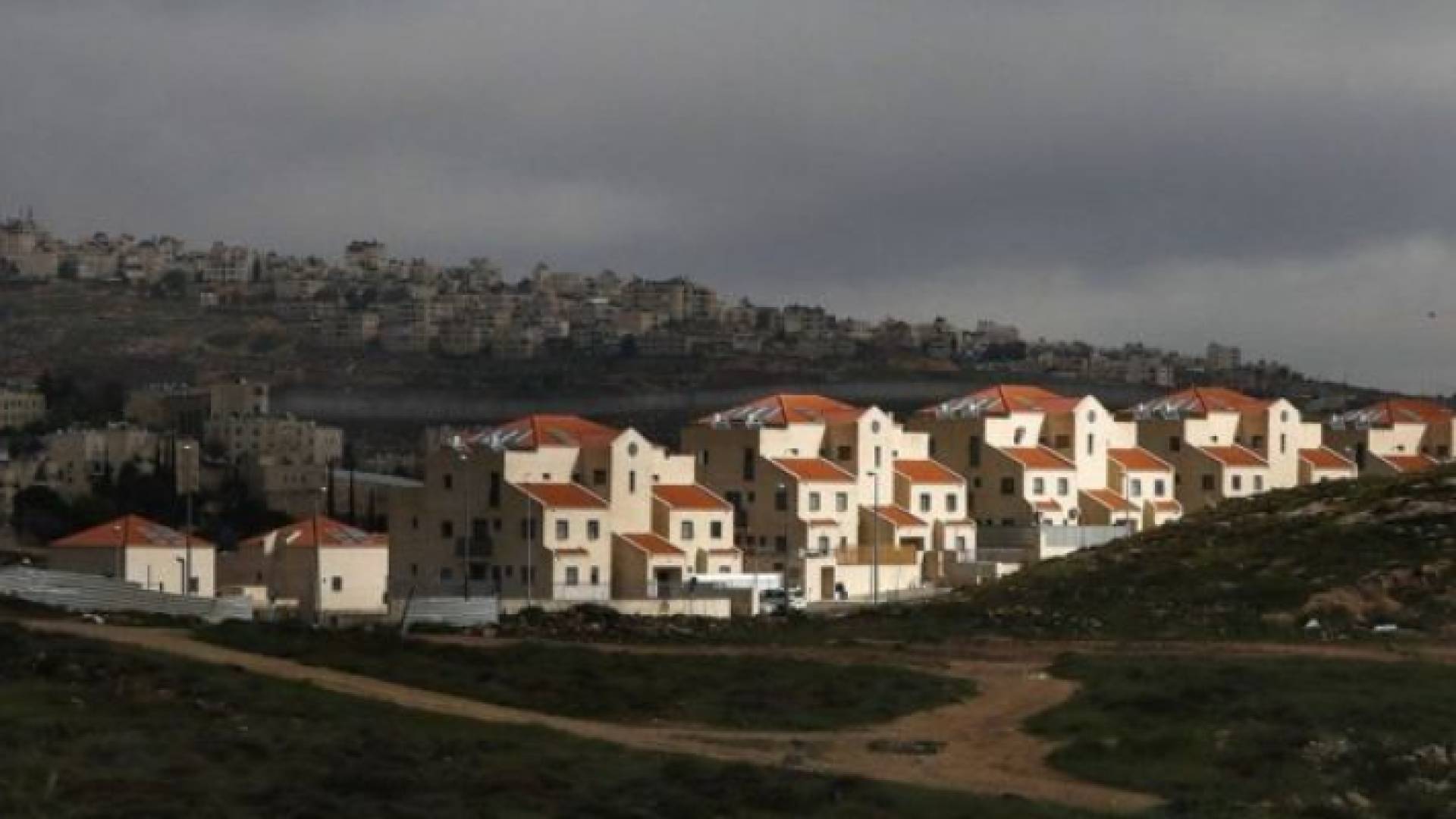 مستوطنة في إحدى القرى الفلسطينية
