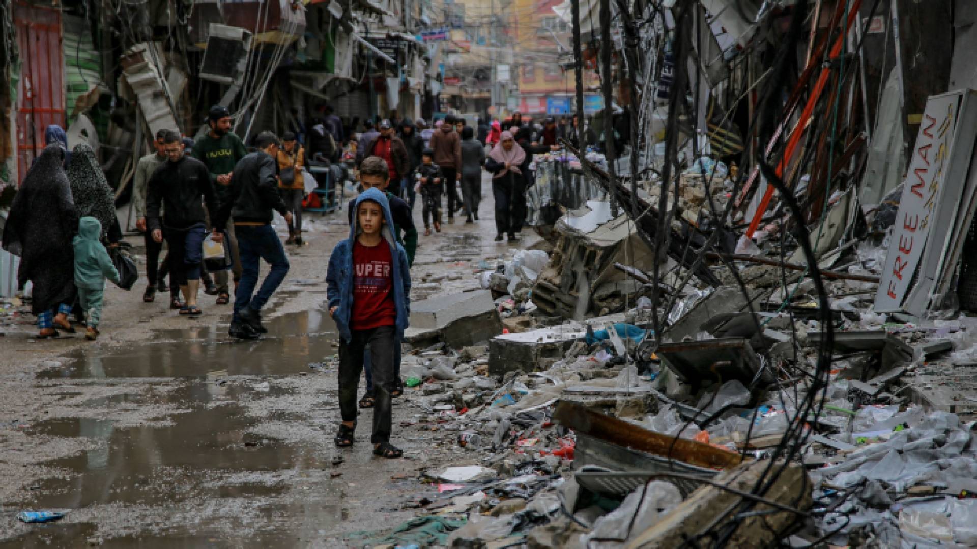 صغير فلسطيني بين ركام المنازل في قطاع غزة