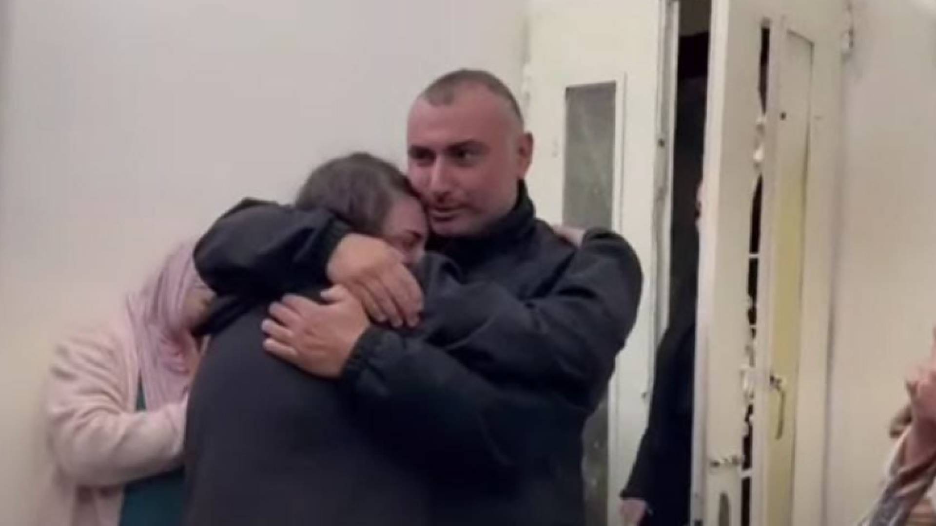 الأسيرة المحررة نفوذ حماد تعانق والدها