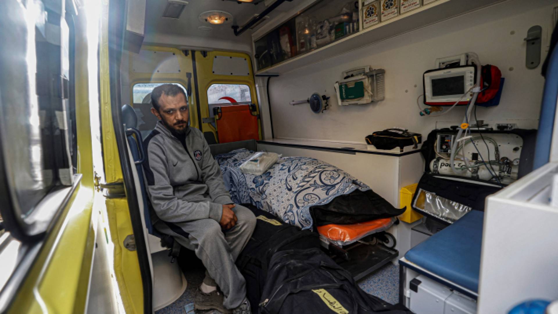 مواطن غزي في سيارة إسعاف عقب عدوان الاحتلال في قطاع غزة - أرشيفية