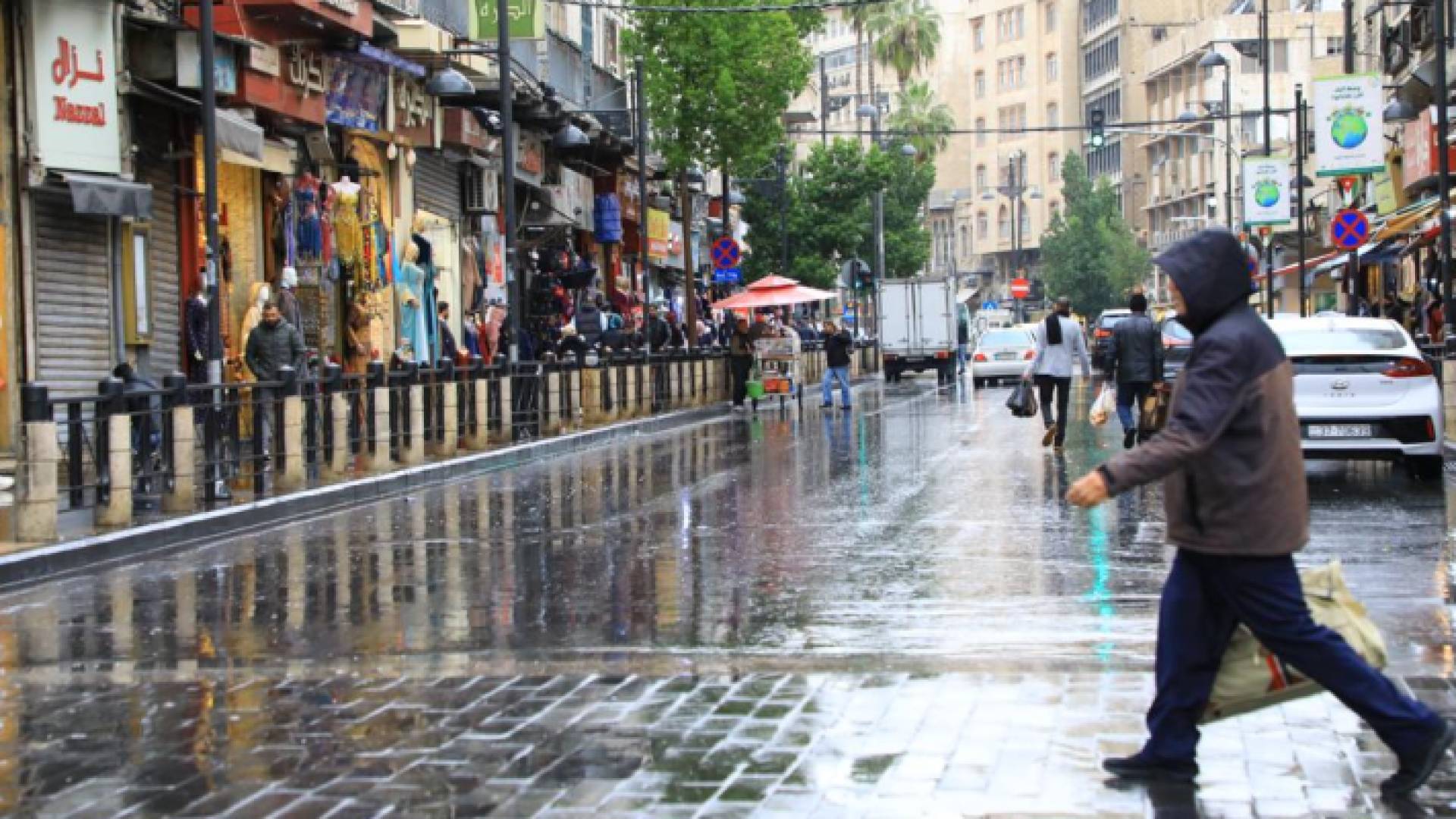 طقس العرب: رياح شرقية إلى جنوبية شرقية معتدلة السرعة الأربعاء