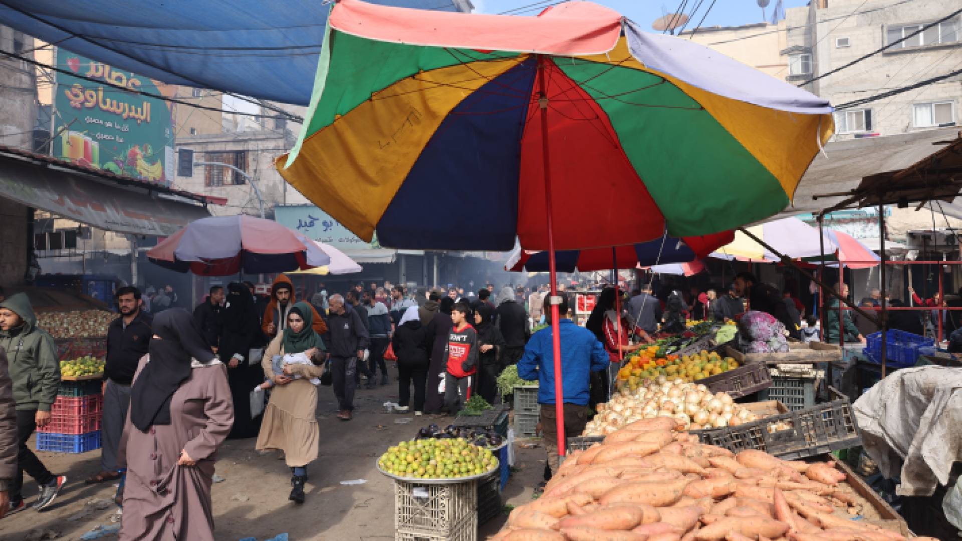 فلسطينيون في أحد شوارع غزة خلال الهدنة