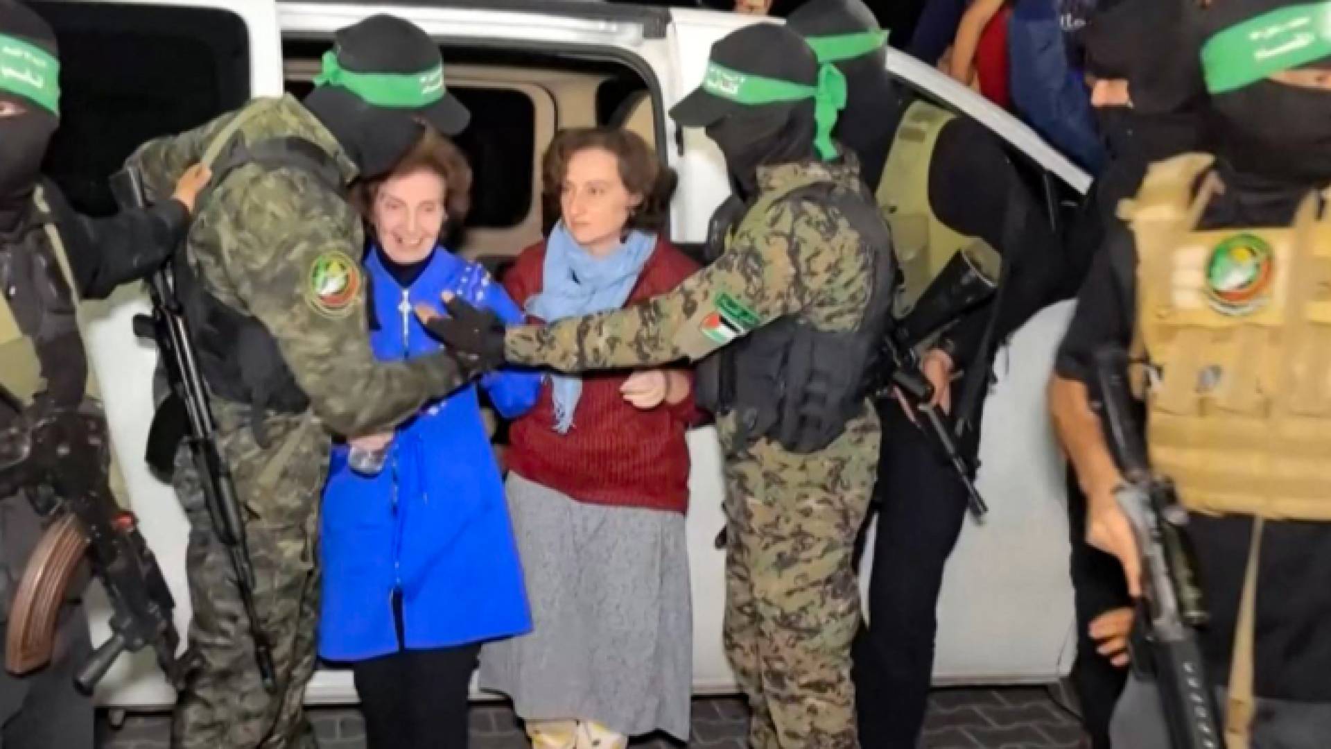 لحظة تسليم كتائب القسام المحتجزتين الروسيتين