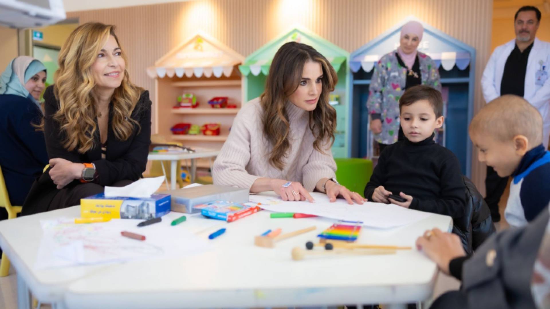 الملكة رانيا تزور المرضى القادمين من غزة لتلقي العلاج في مركز الحسين للسرطان