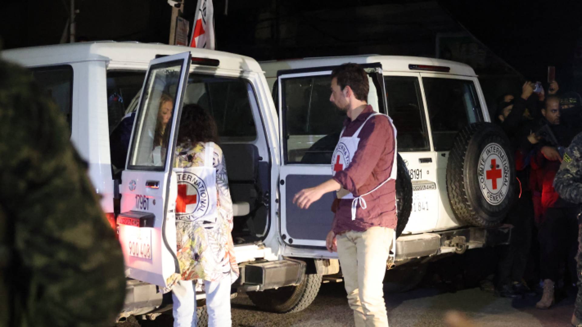 صورة أرشيفية من عملية تسليم محتجزين من غزة