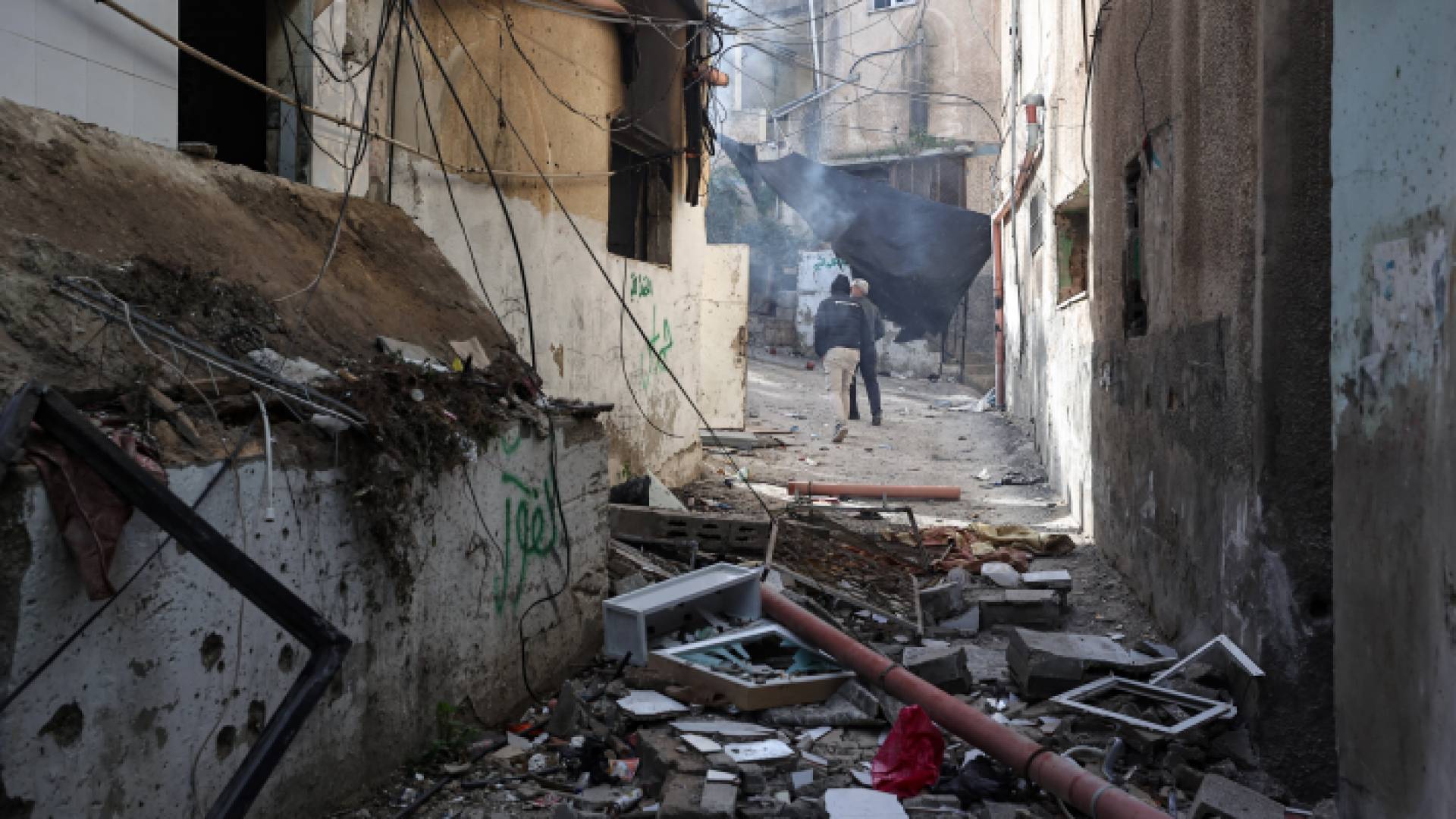 سيدة في مخيم جنين عقب استهداف الاحتلال